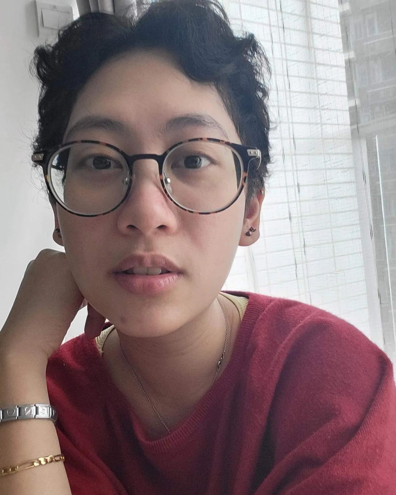 利愛安充滿自信對著鏡頭擺動身體。