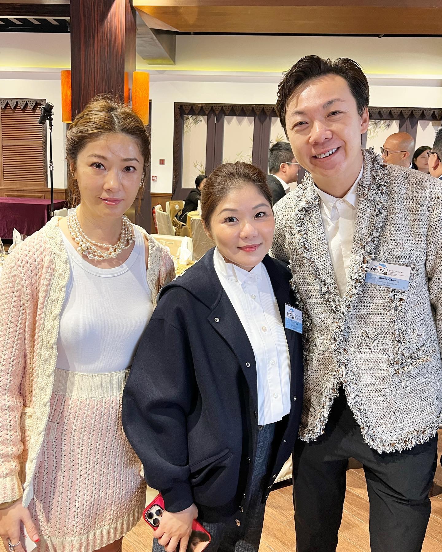 翁嘉穗穿上粉紅色套裝短裙，內襯上白色背心，化上淡妝的她大方得體。