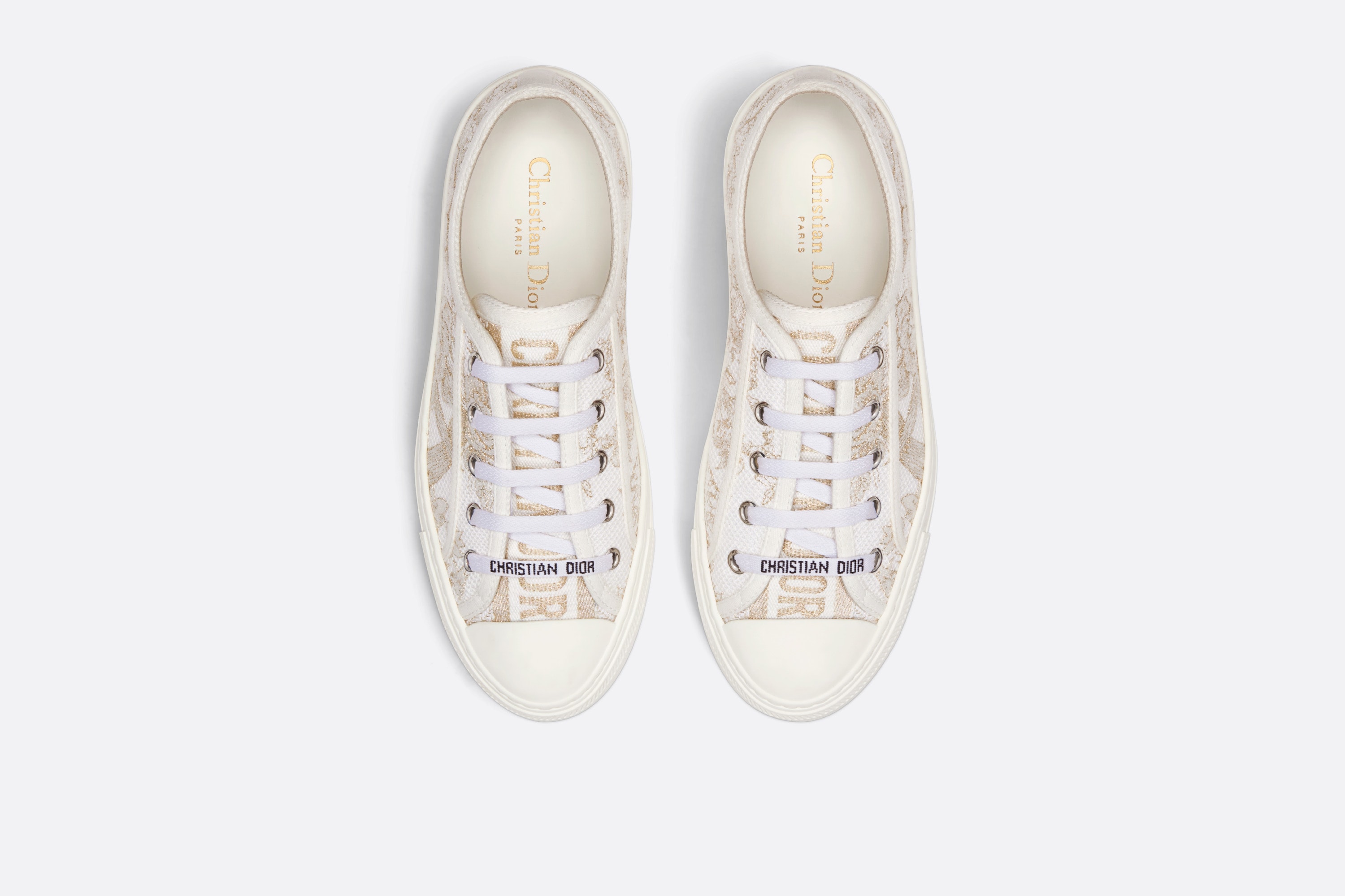 鞋舌、橡膠鞋底和鞋帶綴有標誌性細節，散發雋永的氣質。