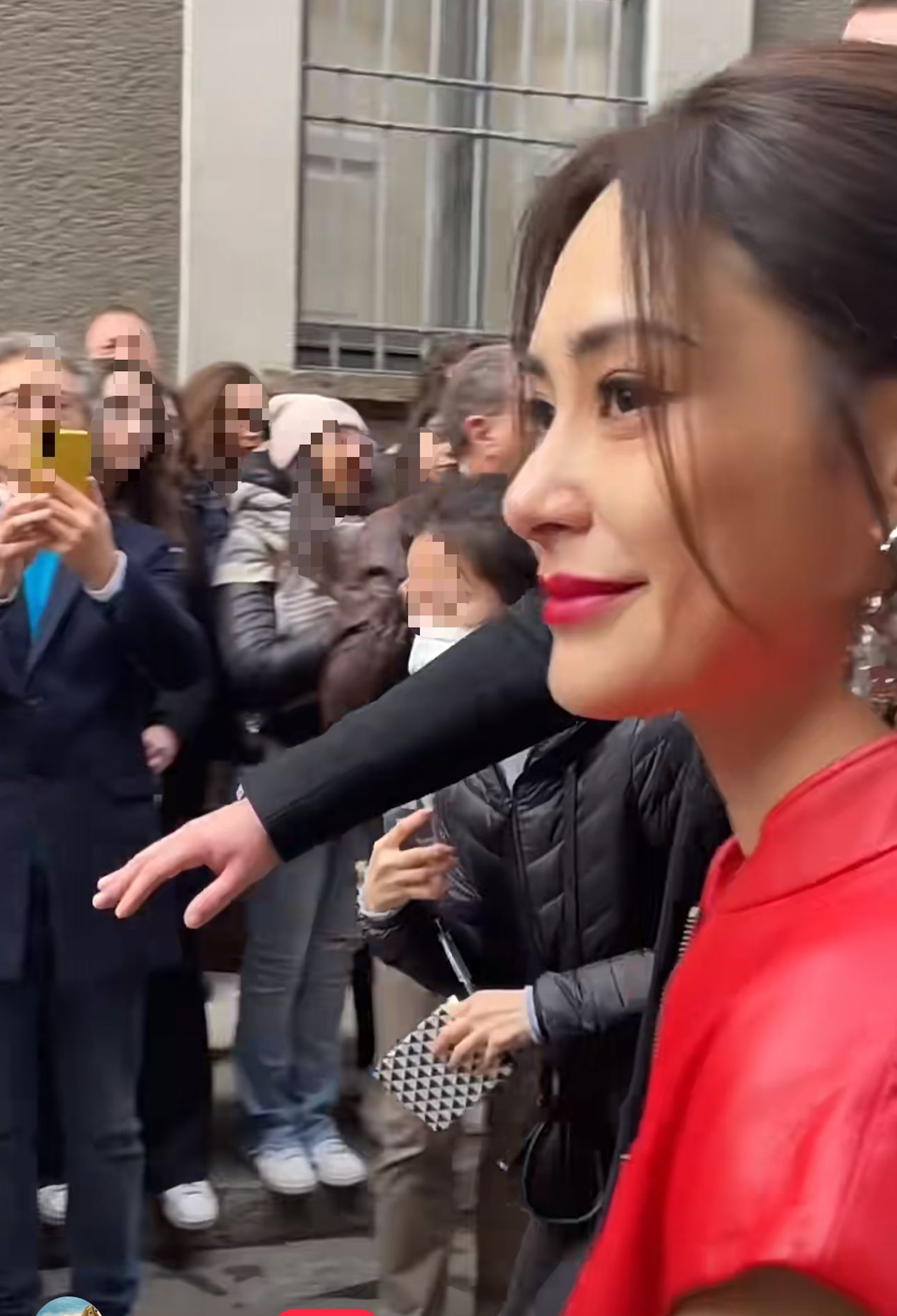 阿嬌經過街道時更成功吸引過百人圍觀。