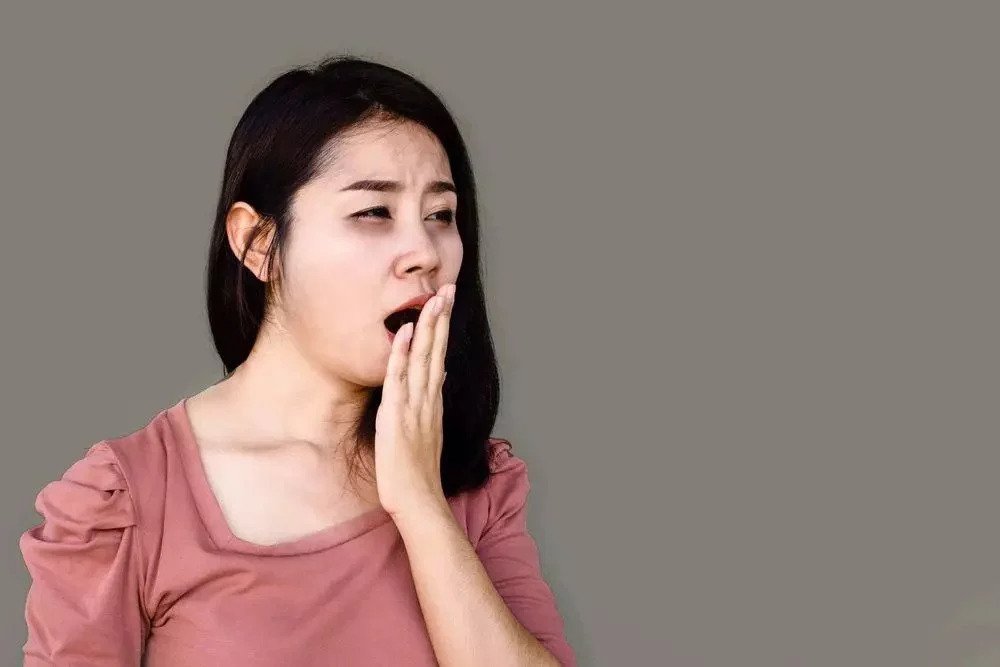 都市人經常捱夜,睡眠不足導致眼下出現黑眼圈。