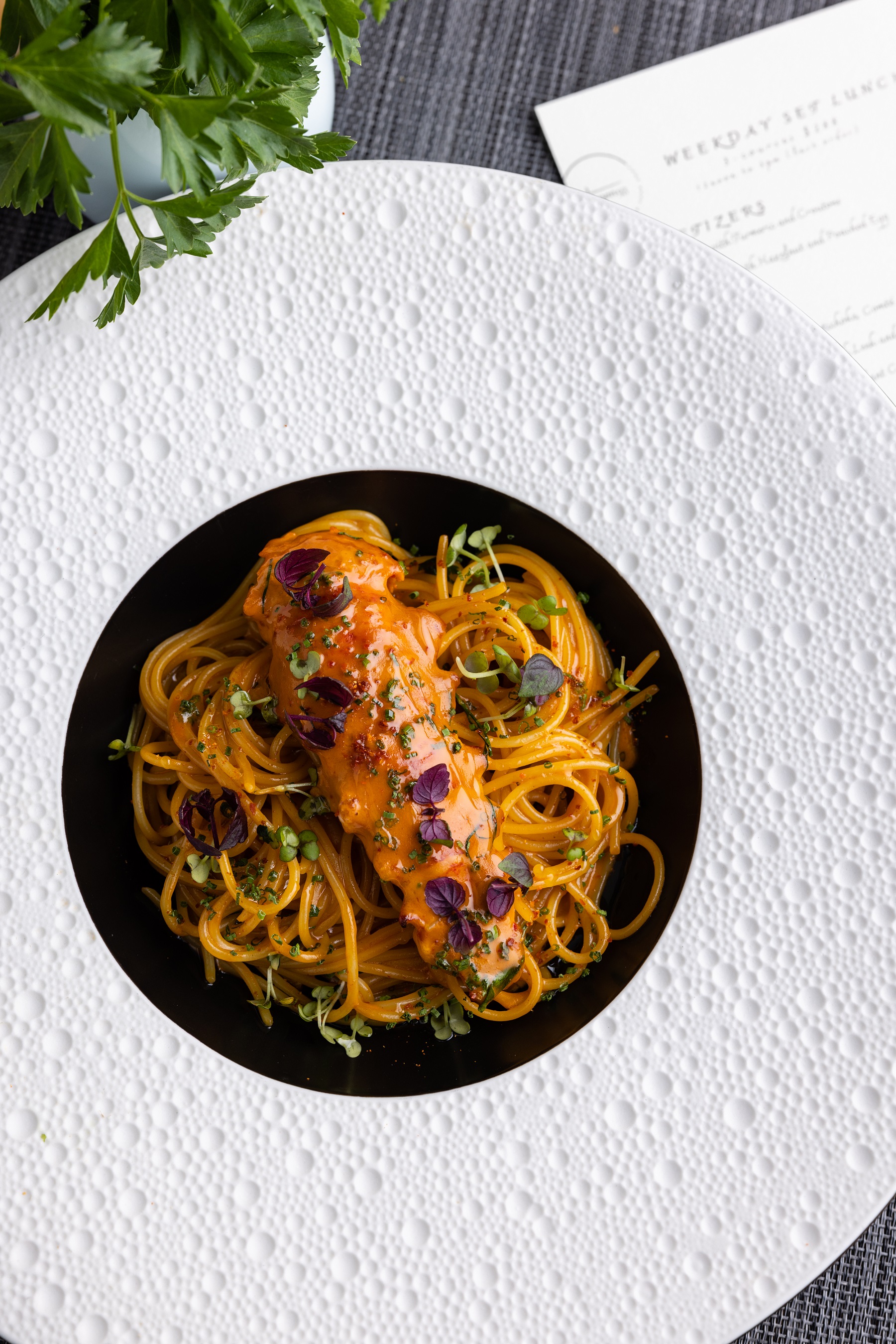 牛肉他他及TOWN 93的招牌龍蝦醬汁意粉。