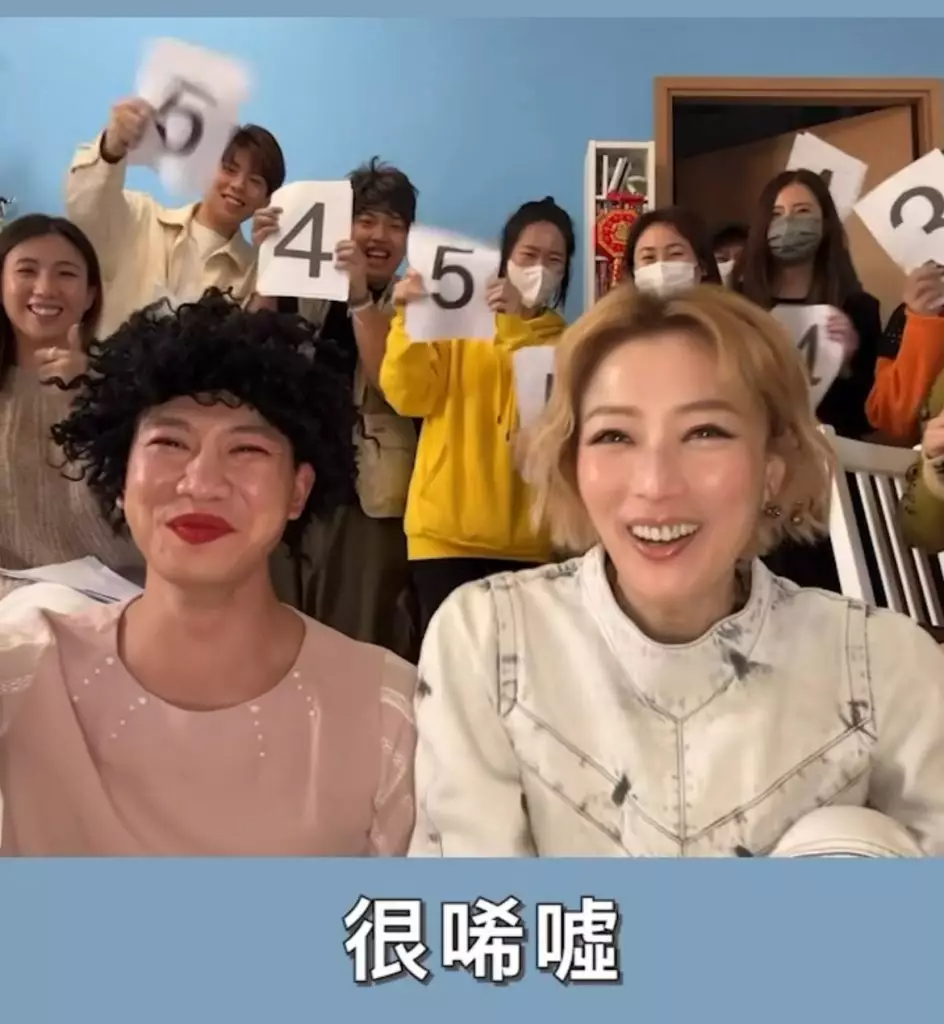 Sammi興奮笑言︰「喂!好唏噓呀。」鄭秀文用自嘲方式來說自己的身材,贏盡掌聲。