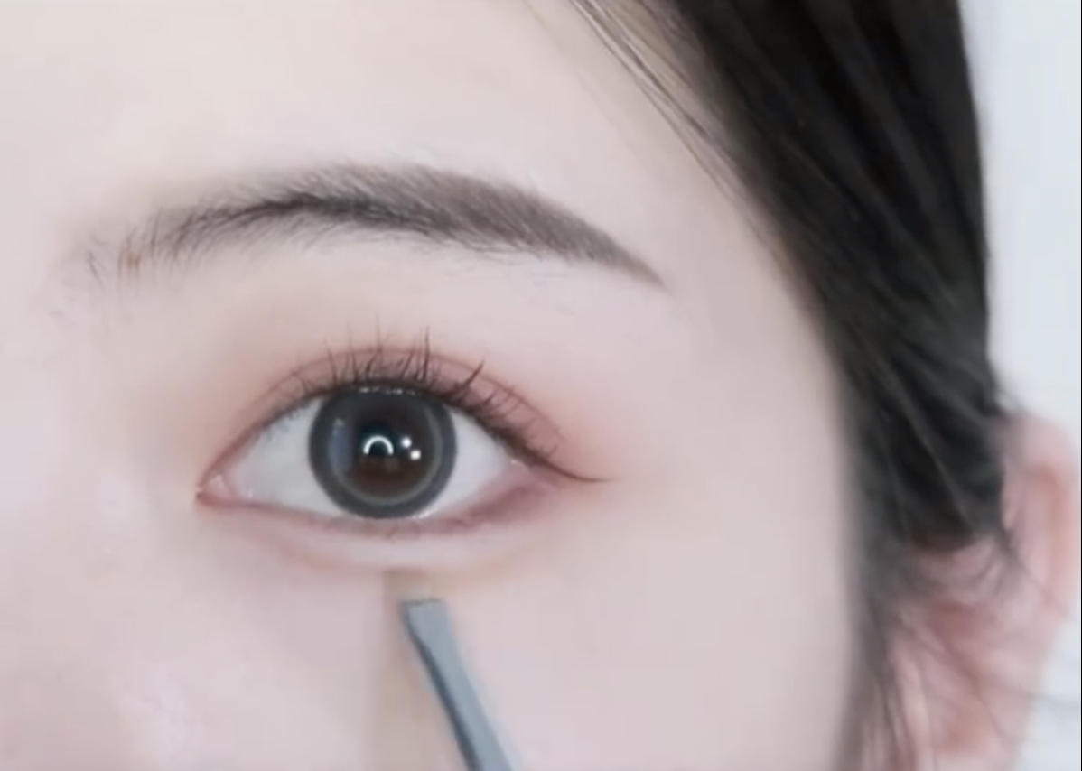 在臥蠶突起中央的位置作提亮