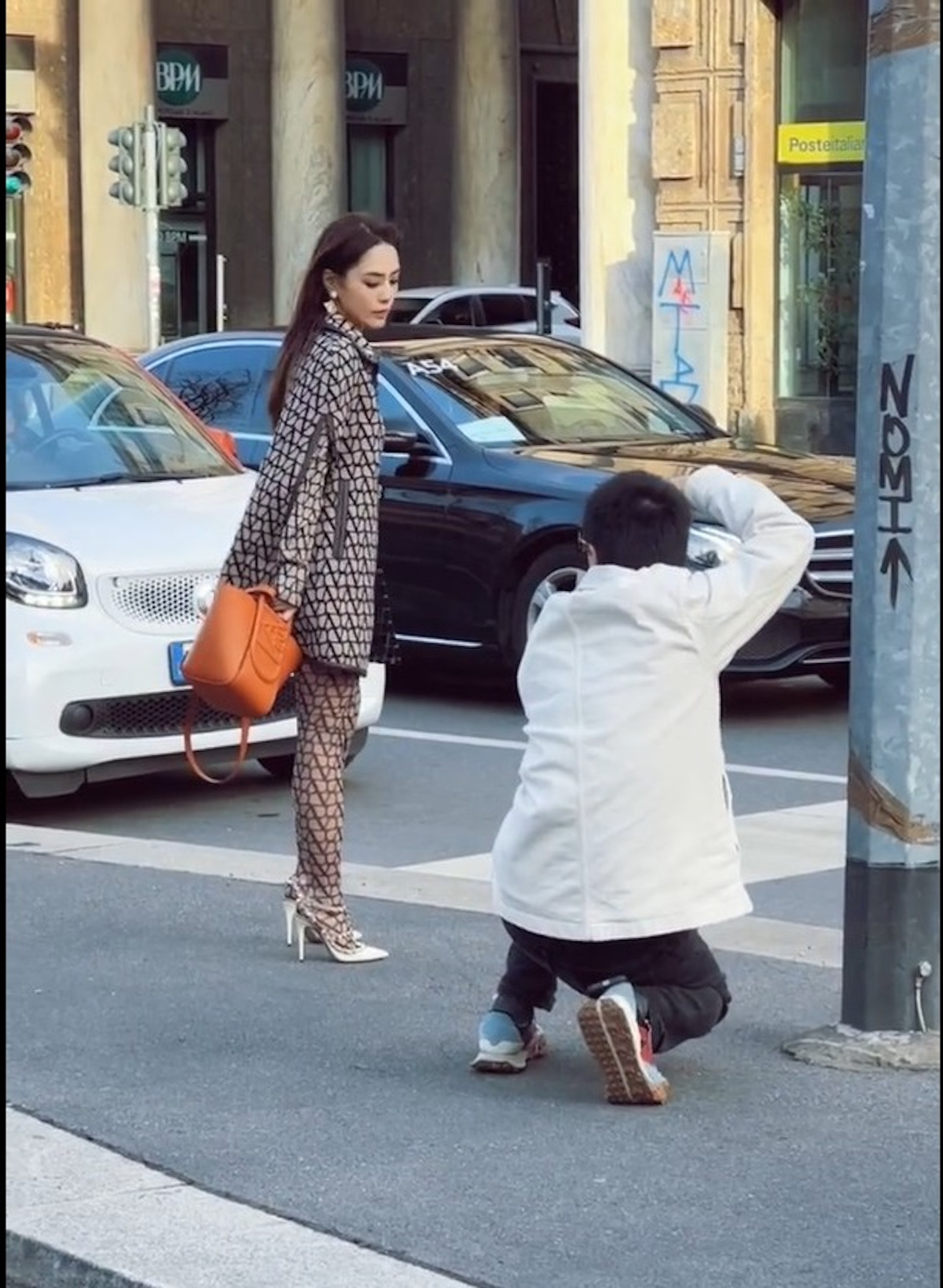 有網民在米蘭街頭偶遇阿嬌正在拍攝時尚寫真,曝光了其零修圖的真面目。