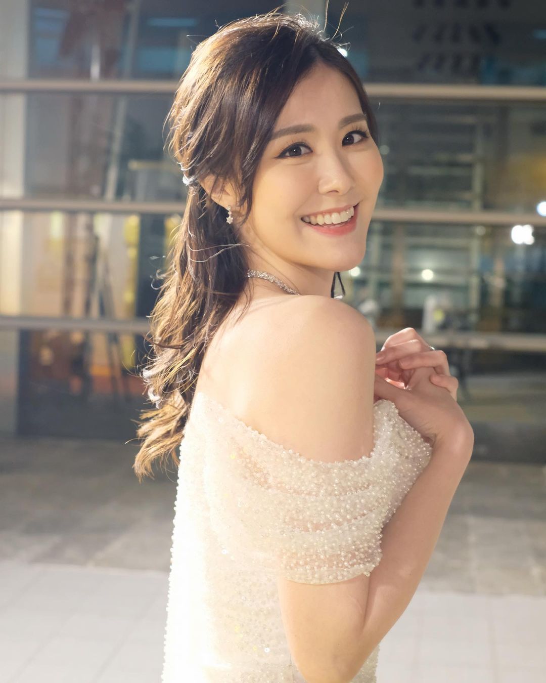 為了貼合角色「婀娜多姿」的要求,她事前做足準備功夫,節食及做運動操Fit練線條。