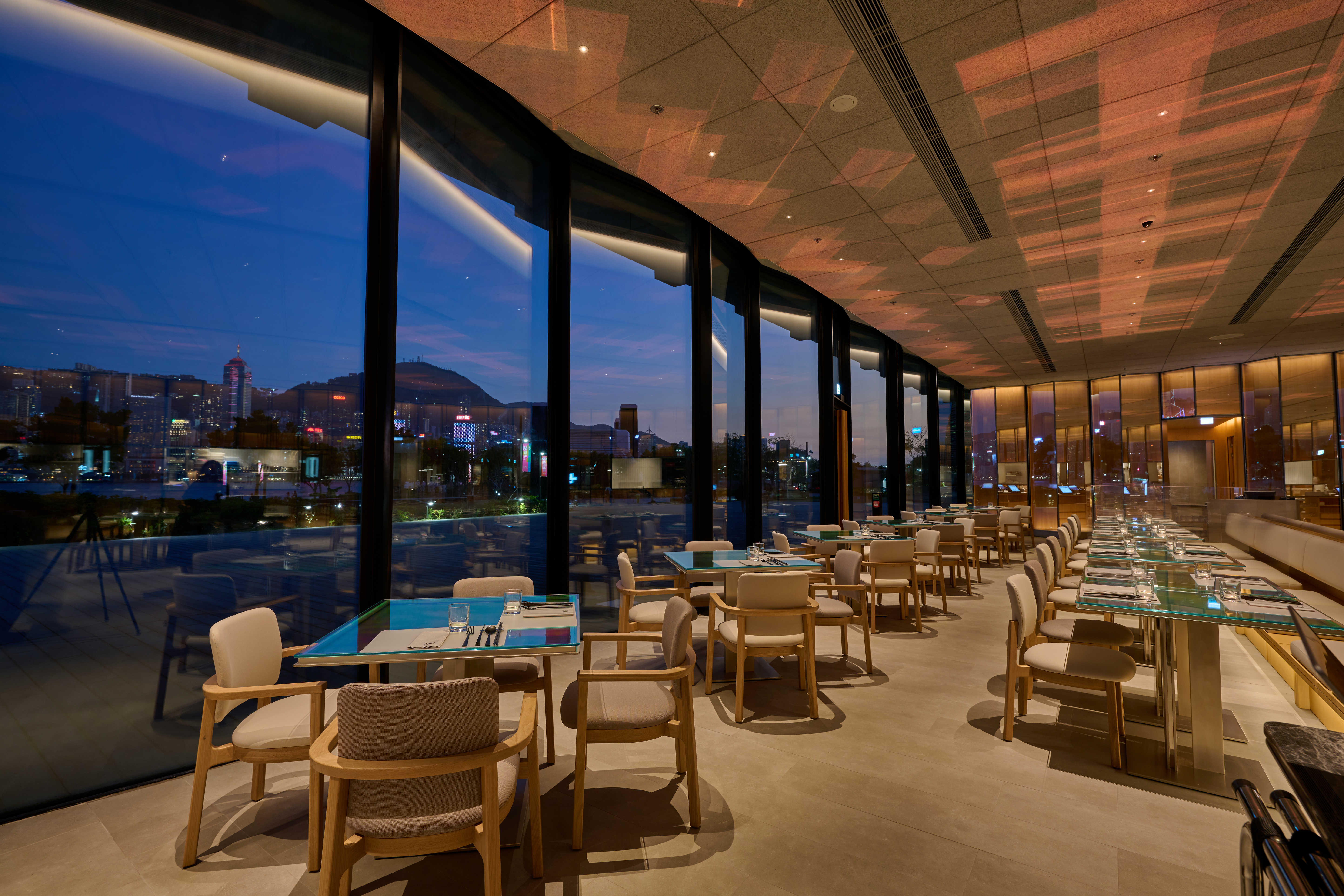 食客可邊享受美食佳餚，一邊欣賞壯麗迷人的維港天際線。