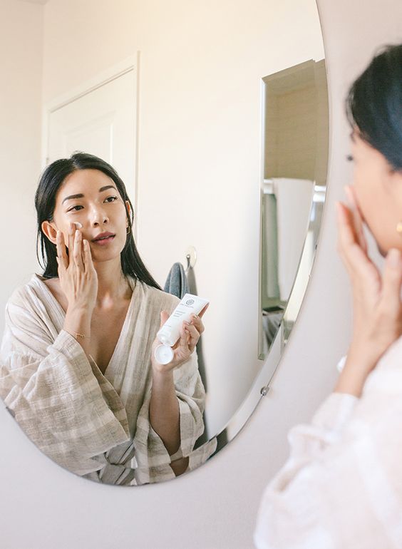 消除黑眼圈:使用美白產品。