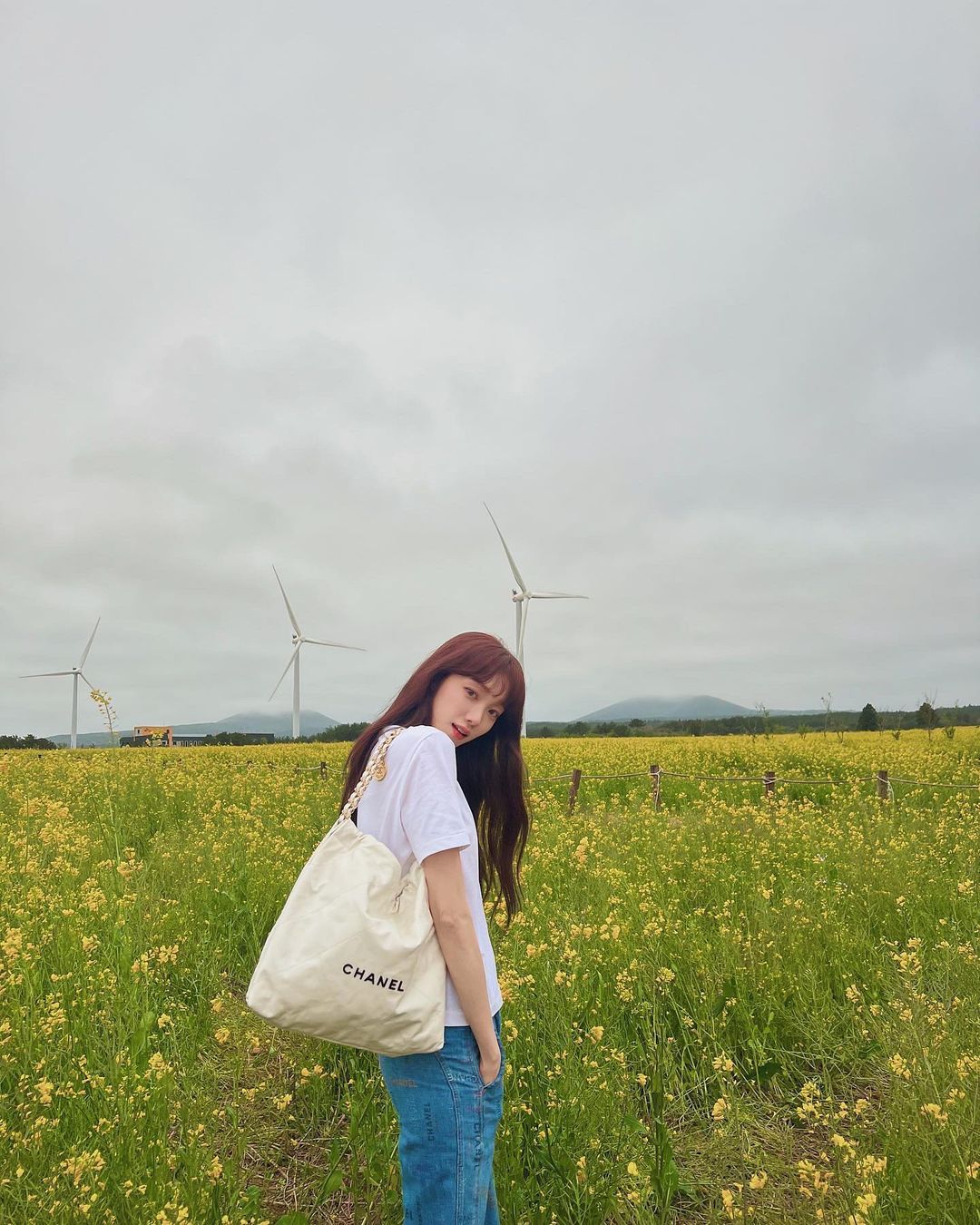 金屬肩帶上加入了標誌性小金牌掛飾,而索帶包裡又設有拉鏈小袋與暗格。