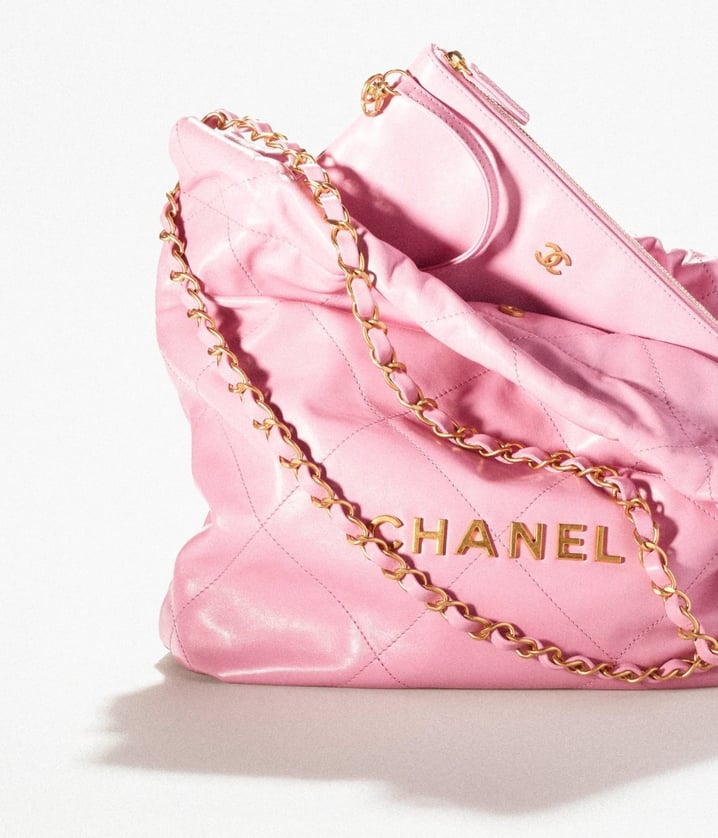 Chanel 22 Handbag可謂是近期最熱門的爆款,除了基本款以外,也陸續推出了小一號尺寸的22 Small Handbag。