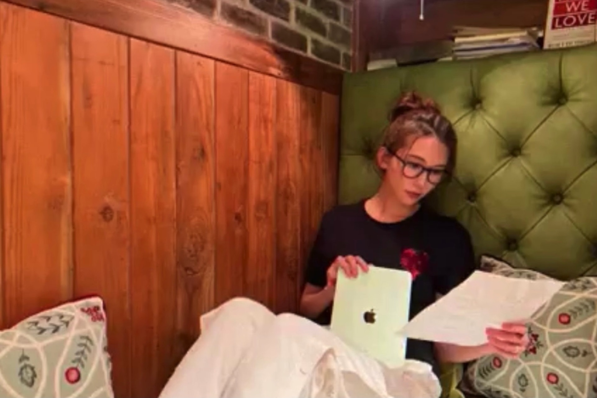 林志玲戴著黑框眼鏡、隨性紮起丸子頭,一身休閒居家服卻不減明星氣質,素顏模樣也依舊動人。