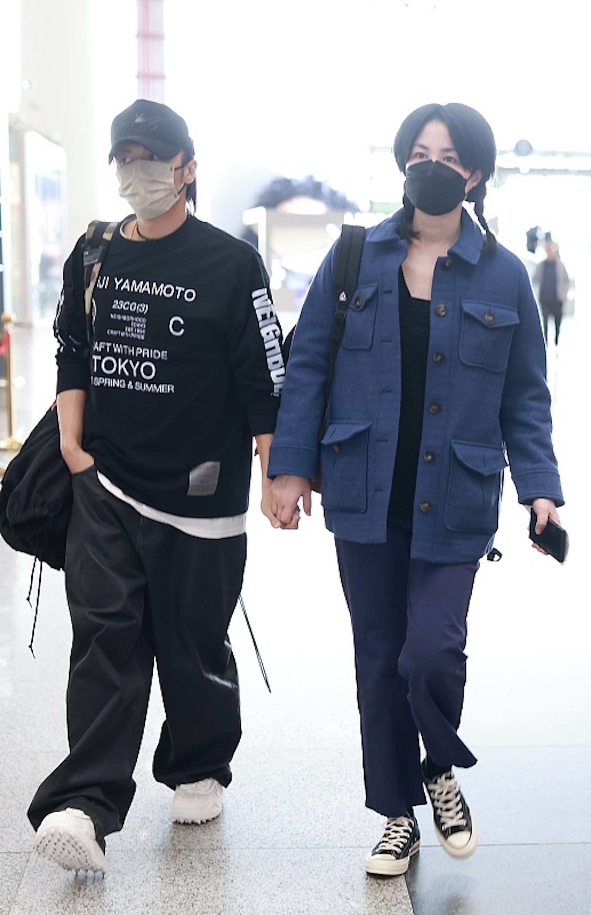 謝霆鋒同王菲手拖手現身機場高調放閃。