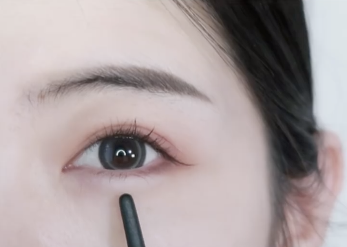 做出眯眼動作找出臥蠶位置