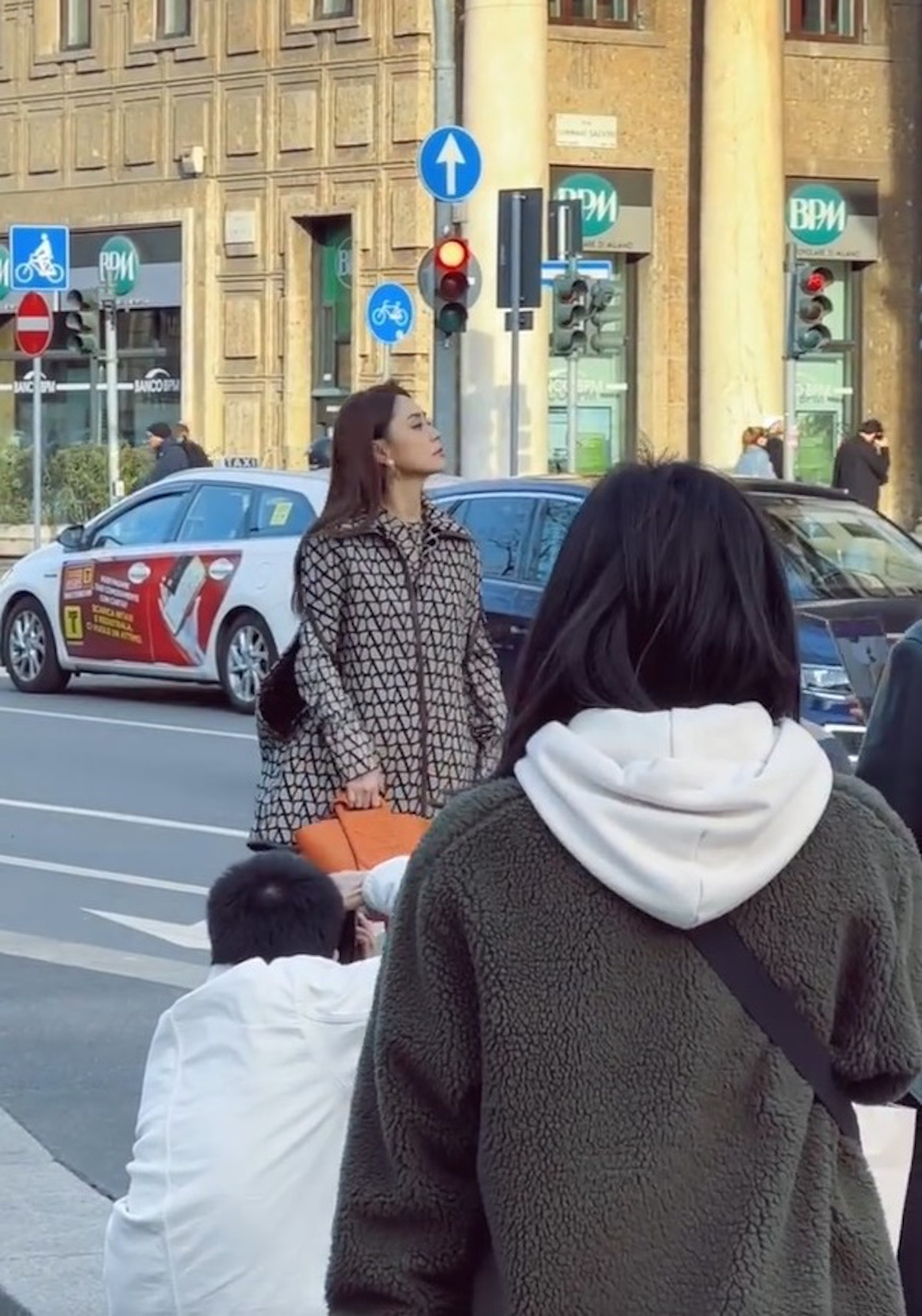 阿嬌秀髮隨風飄揚,仙氣十足。