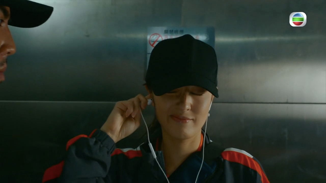 戴了通訊器的寶寶,因受到玩具遙控器干擾感不適。