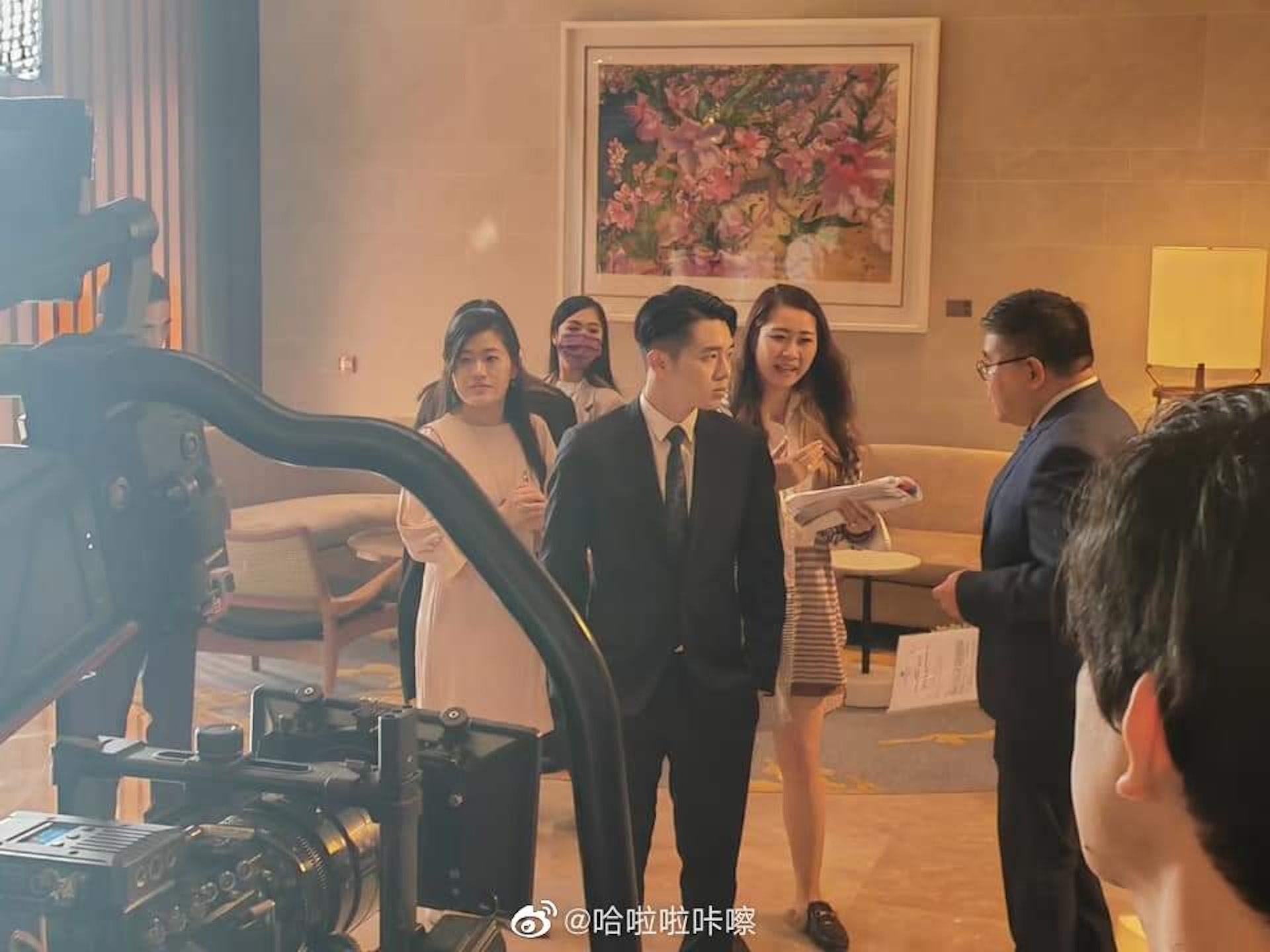 何猷亨以西裝造型於鏡頭前演出,表現相當淡定,甚有明星風範。