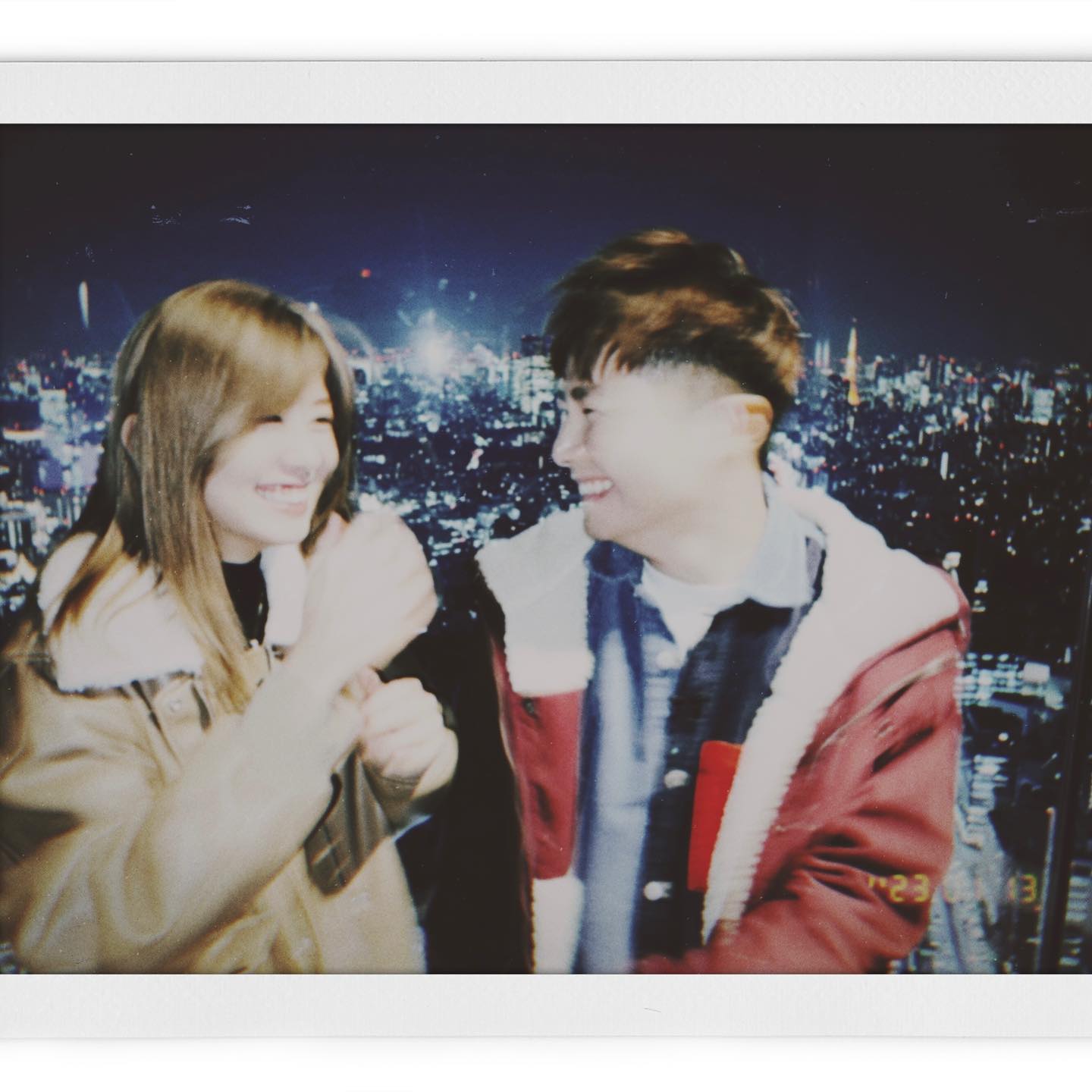 在節目中，他們去到Grandberry Park，Erica問：「你有冇覺得呢度有一種浪漫嘅氣息？」Jarvis回答：「日劇一 樣！」曖昧互動讓人不禁覺得兩人是「真情侶」。