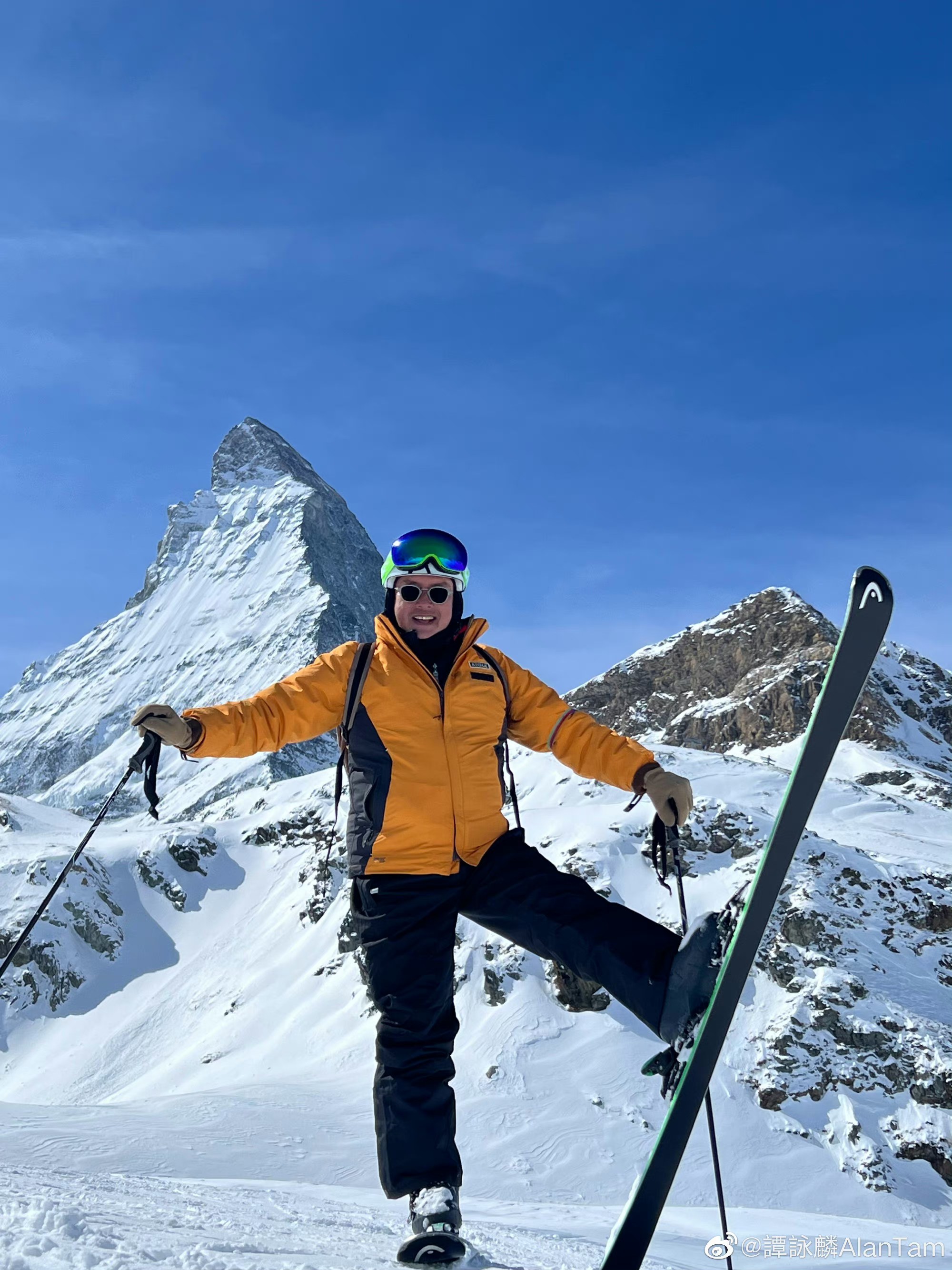 譚詠麟更是手持滑雪杖，大膽單腳抬起拍照，身體相當靈活，完全看不出高齡！