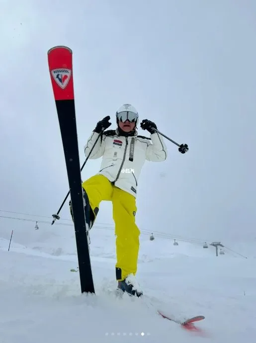 滑雪前他亦是露出堅毅表情和專業姿勢，挑戰雪山志在必得！
