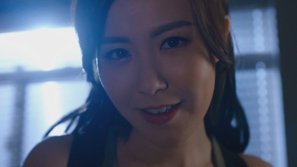 更有人留言大讚Moon身材:「正到痴線」、「呢個造型好靚」、「真係好型」、「唔知望邊好」。