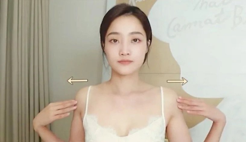 兩臂張開,並將拳頭橫放兩邊、拉向90度二頭肌位置。