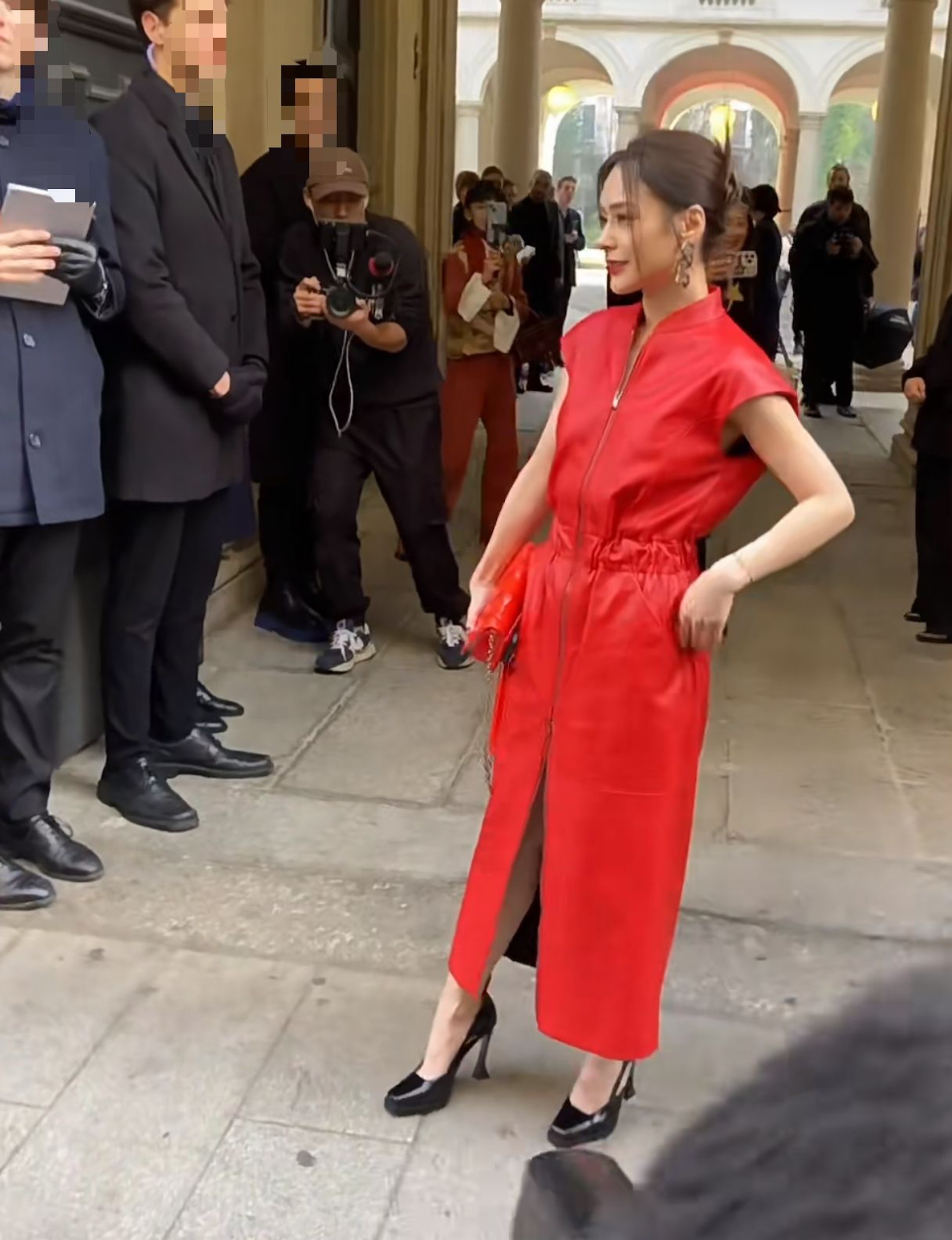 阿嬌穿成吋高的高踭鞋,但目測身高只有150cm左右。