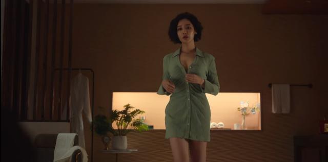 論《黑暗榮耀》第二季最讓人印象深刻的一幕，非空姐崔惠程於第9集霸氣脫衣的戲份莫屬。