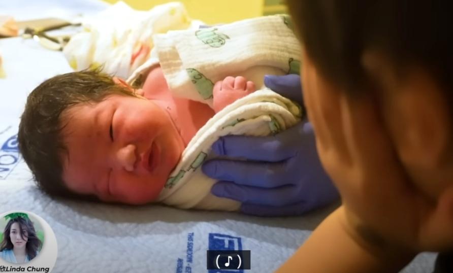  大概於一小時後，細女Anika成功出世，頓時一片喜悅聲音。