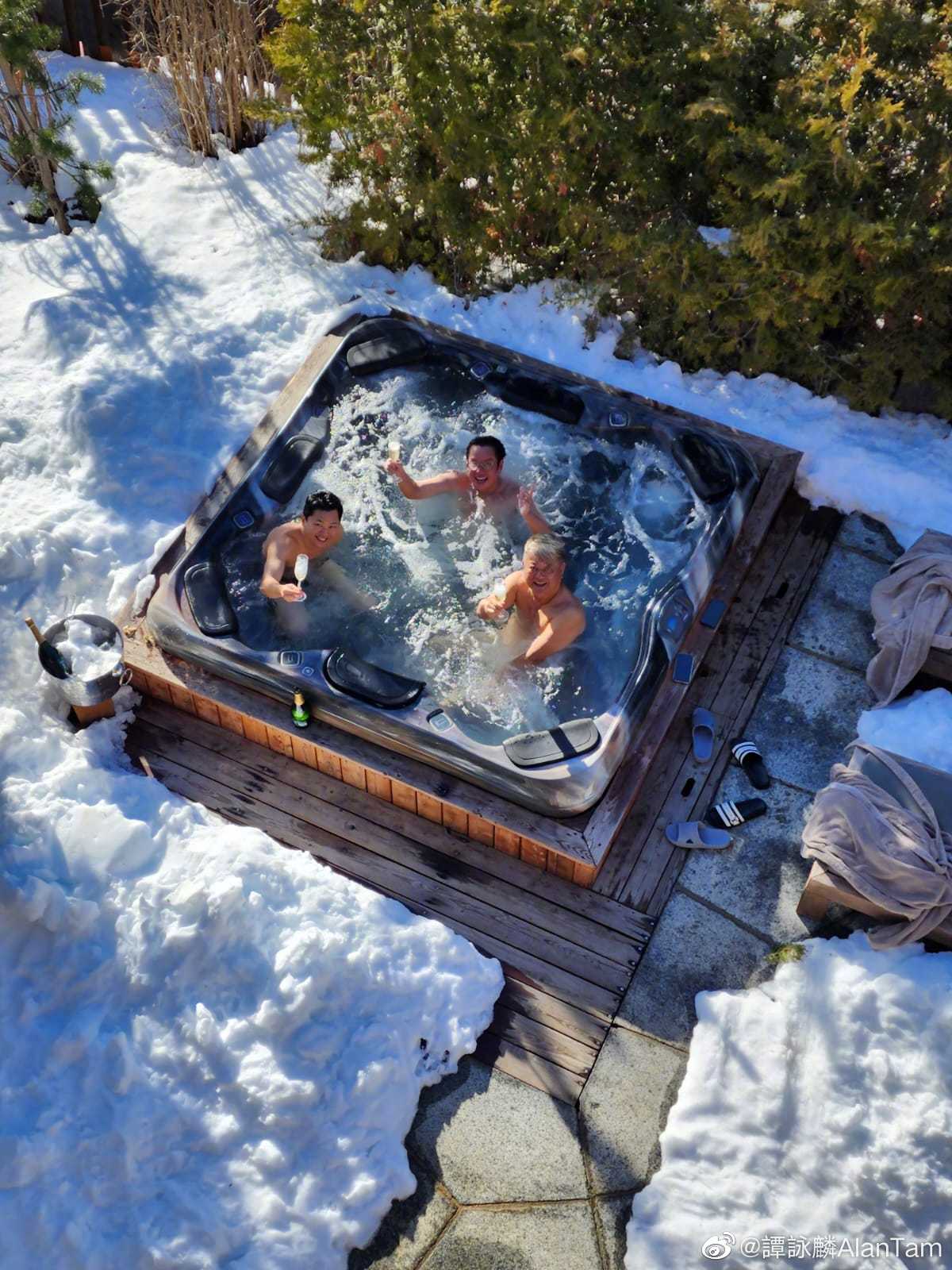 雪屋花園更設有室外桑拿，一眾人於室外邊飲酒邊享受桑拿浴，十分舒適暇意。