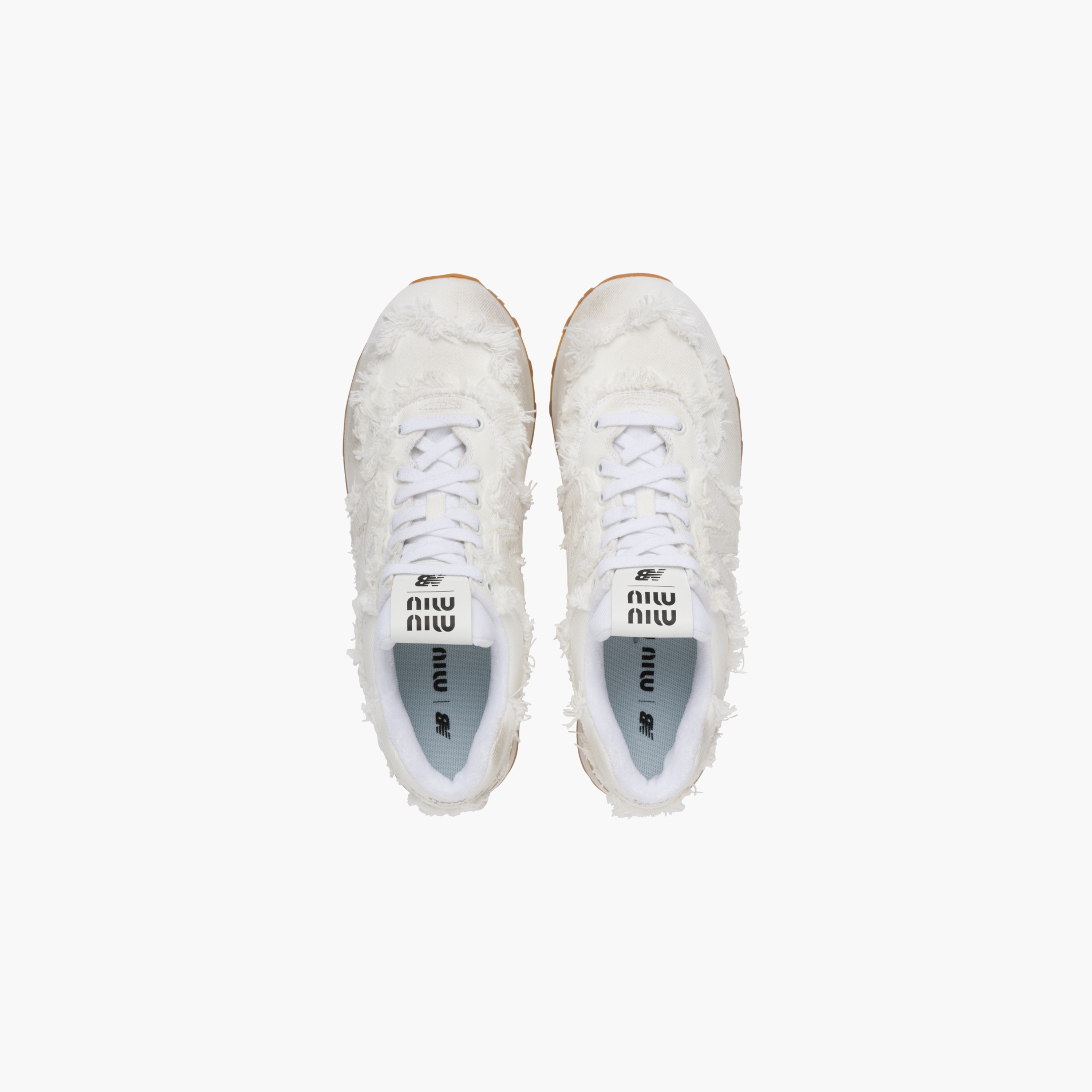 鞋面的毛邊與婚紗裙擺混搭，低調又具有個性，簡單舒適別具意義！