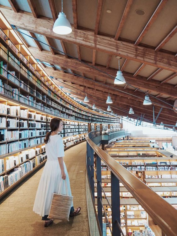 我們可以善用帶有哩程的信用卡，平時消費時也能累積一定的里數，儲起一定金額的里數來換取飛機票。