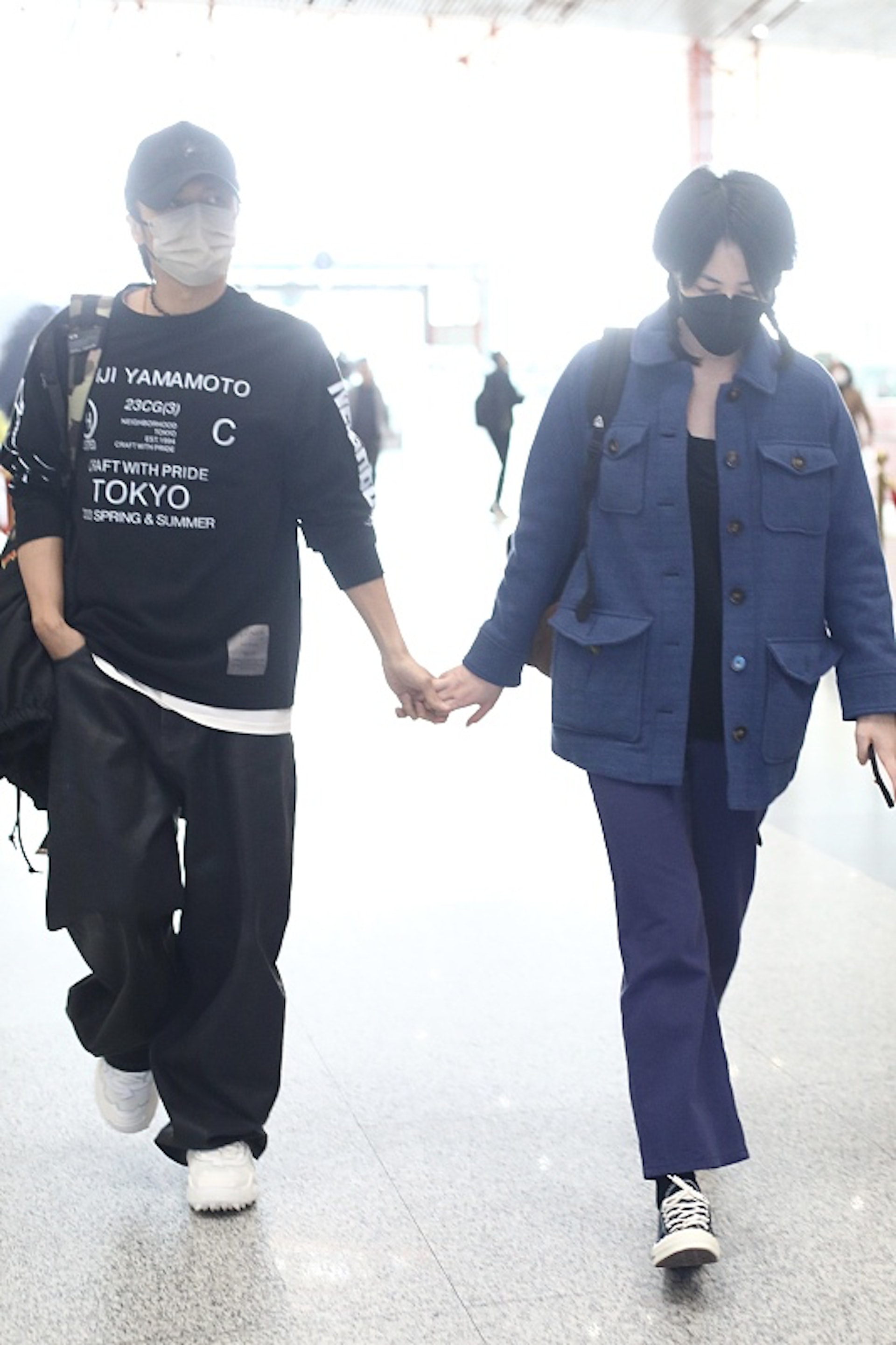 王菲身穿藍色的休閒套裝,中分瀏海,扎起孖辮,雖然戴著口罩,但不難看出她的皮膚光滑白皙。