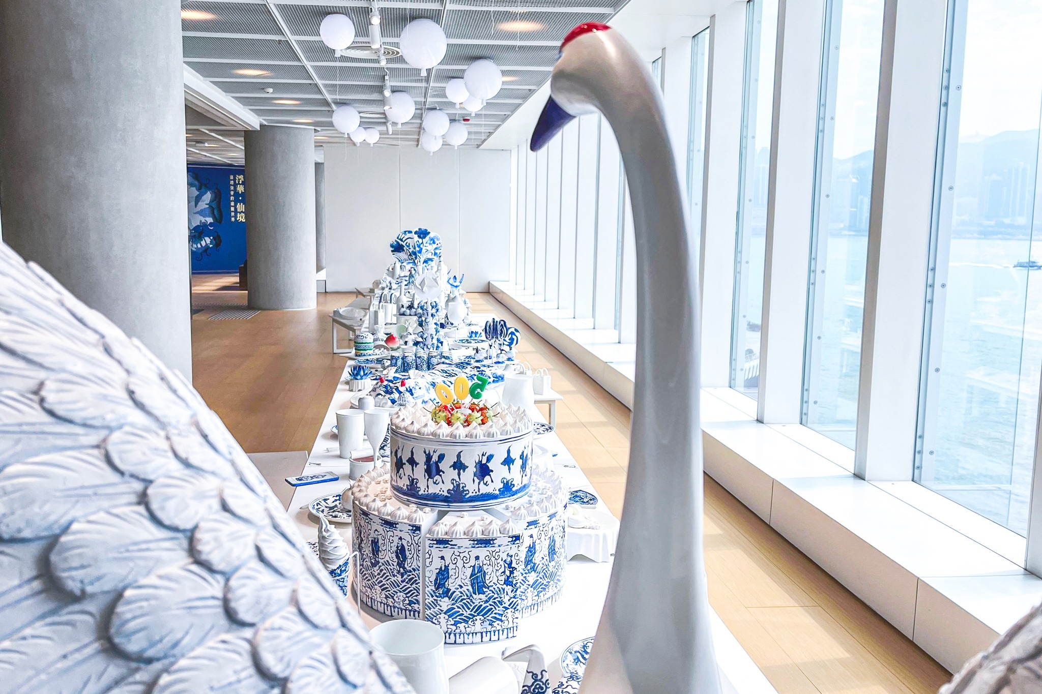 香港藝術家許開嬌佈置了五百件多件青花瓷藝術品於長達十四米的餐桌上。