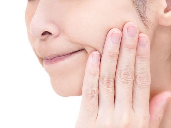 口腔潰瘍俗稱痱滋,是出現在口腔軟組織上的復發性口瘡,雖沒有傳染性,但會導致口腔黏膜腫脹。