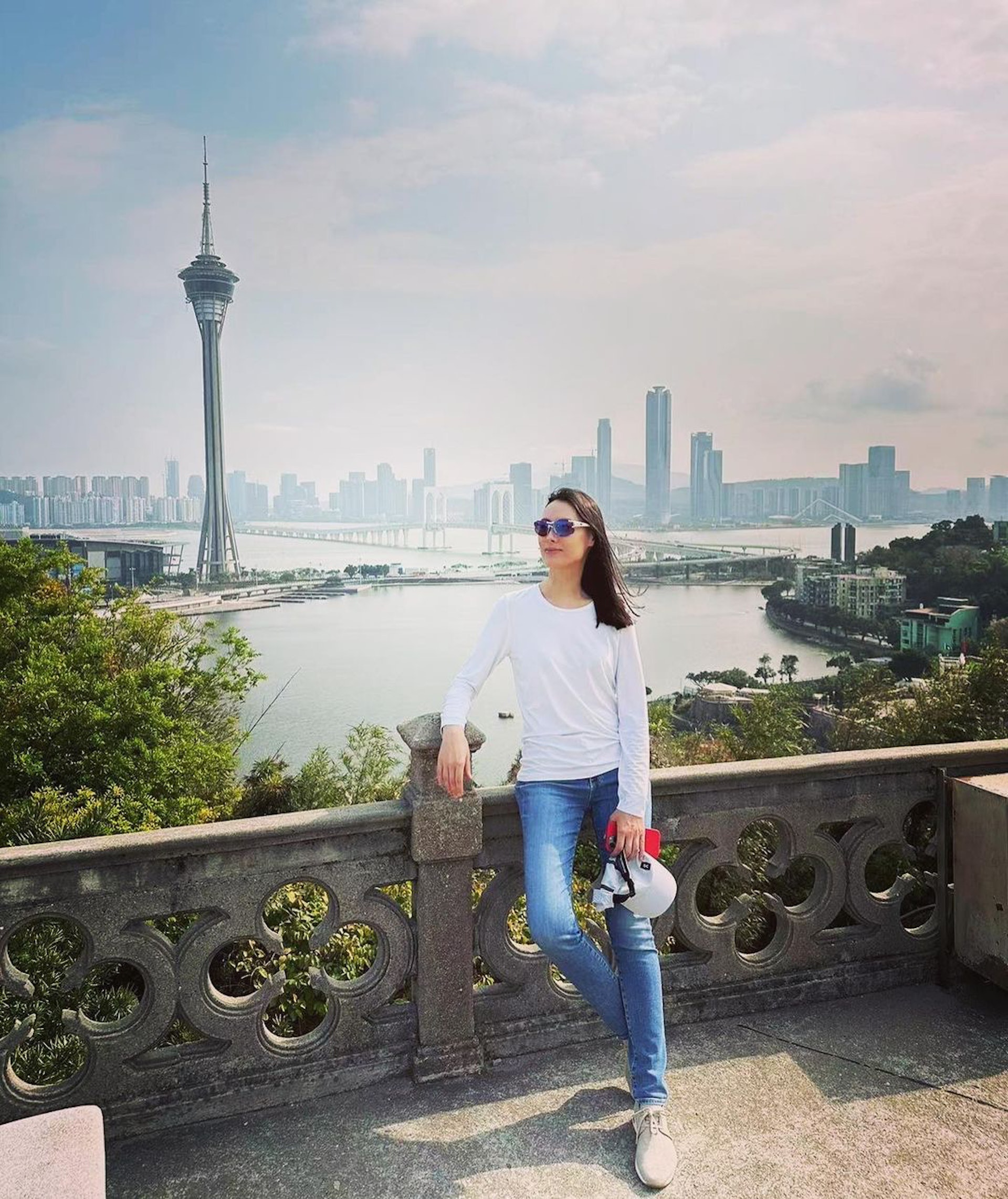 梁洛施早前返到家鄉澳門,更在澳門旅遊塔前留影。