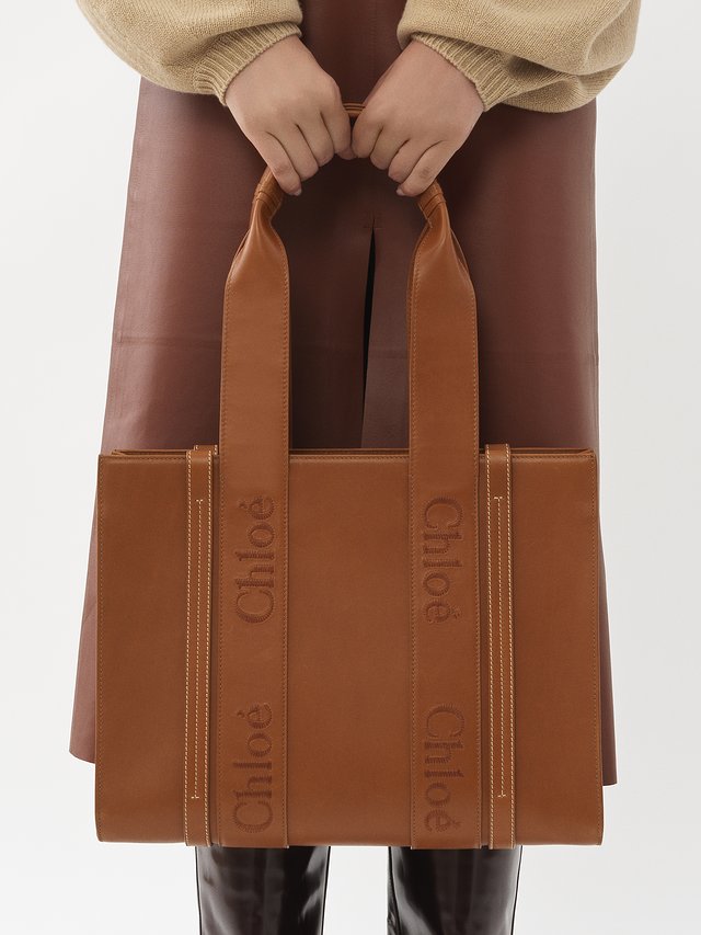 CHLOÉ後續推出了柔軟的牛皮款式,並以刺繡Chloe字樣打造優雅外觀。