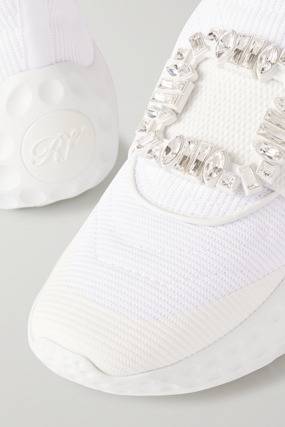 厚底設計能夠修飾腿型，盡顯曼妙曲線之美。