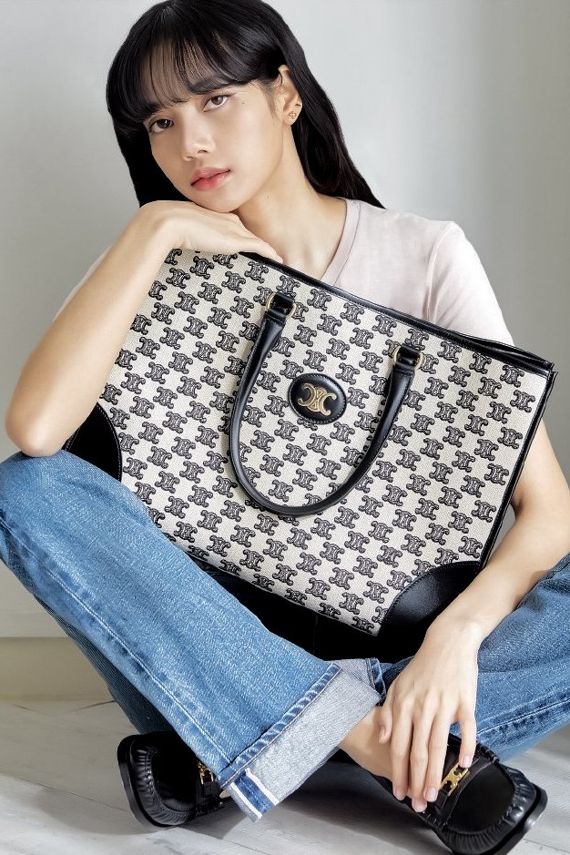 近年Celine包款越來越受大眾歡迎,而當中Triomphe老花款更是時尚百搭,經典中的經典。