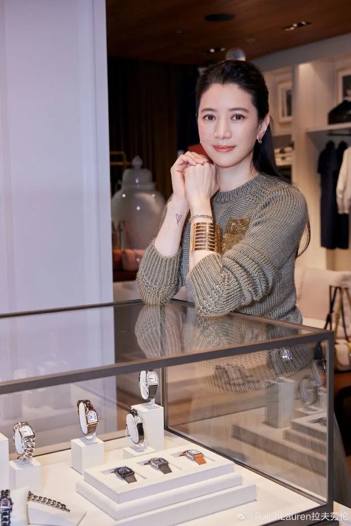 袁詠儀在零濾鏡之下依然很好看,完全不像已年過半百。