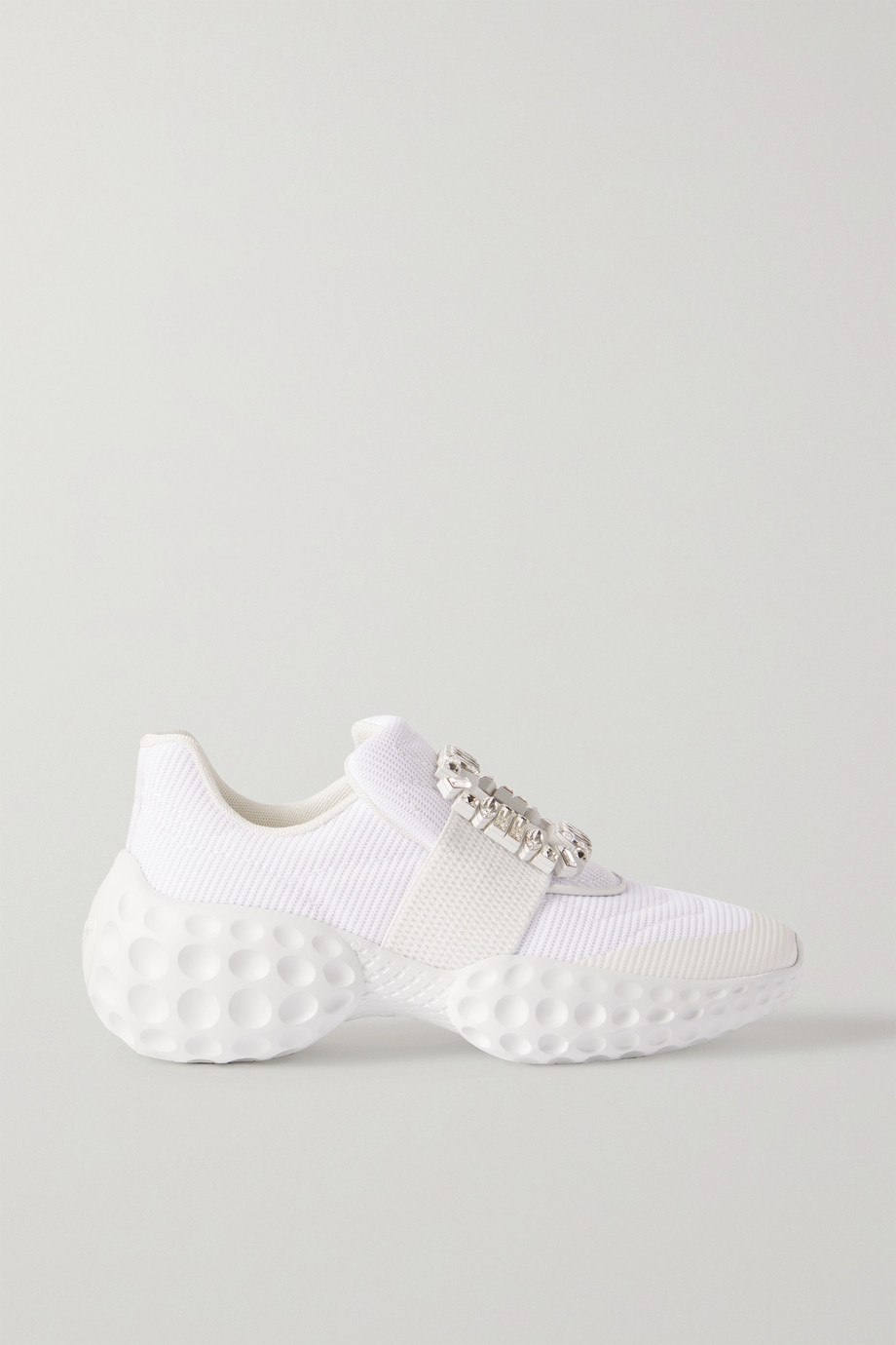 ROGER VIVIER這款水晶方扣波鞋盡顯淑女格調，設計靈感源於品牌經典元素。