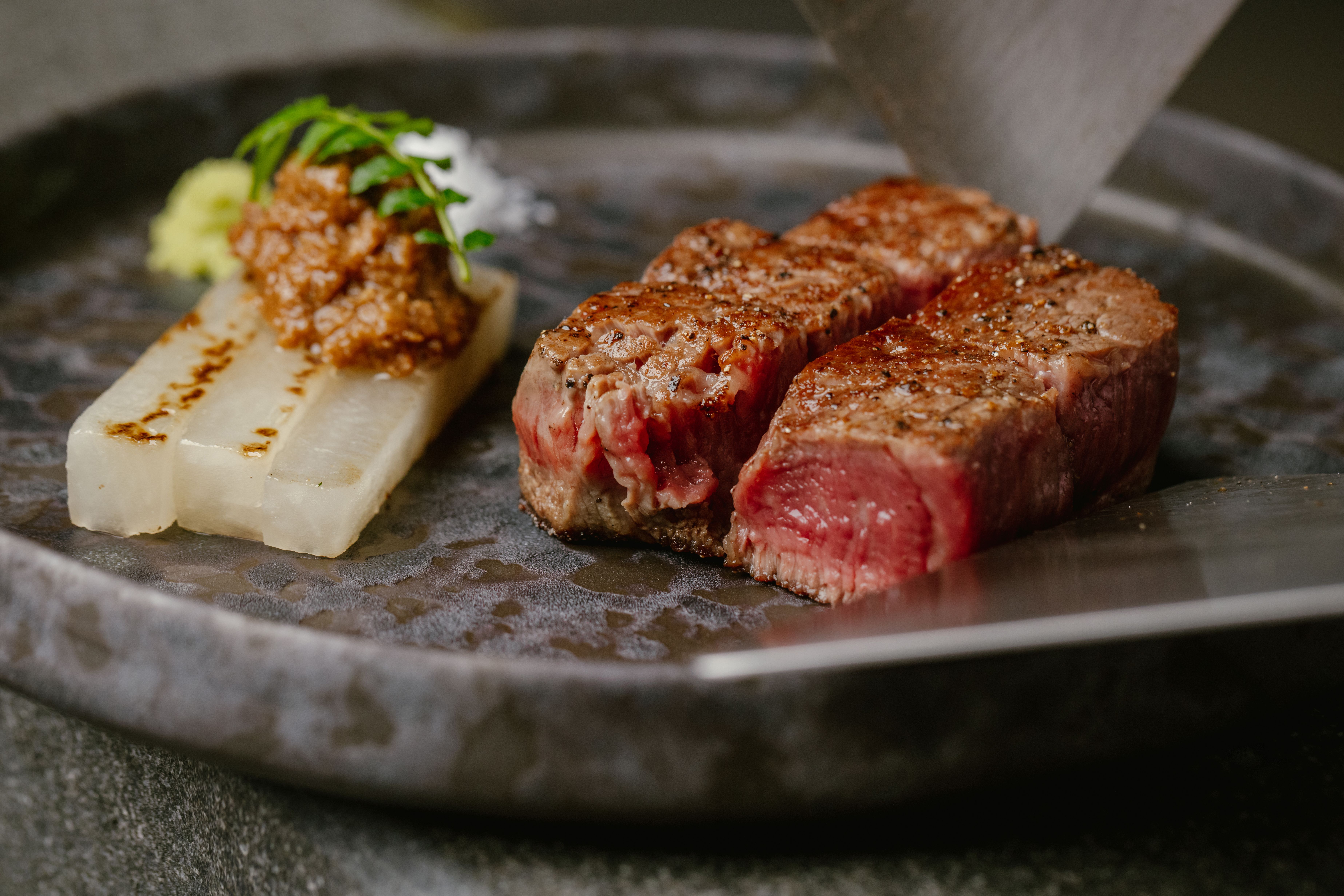 上環全新的鐵板燒餐廳「ENISHI」是由三位才華橫溢的日本主廚佐藤峻、高野透及濱崎愛美精心締造獨特的美食體驗。