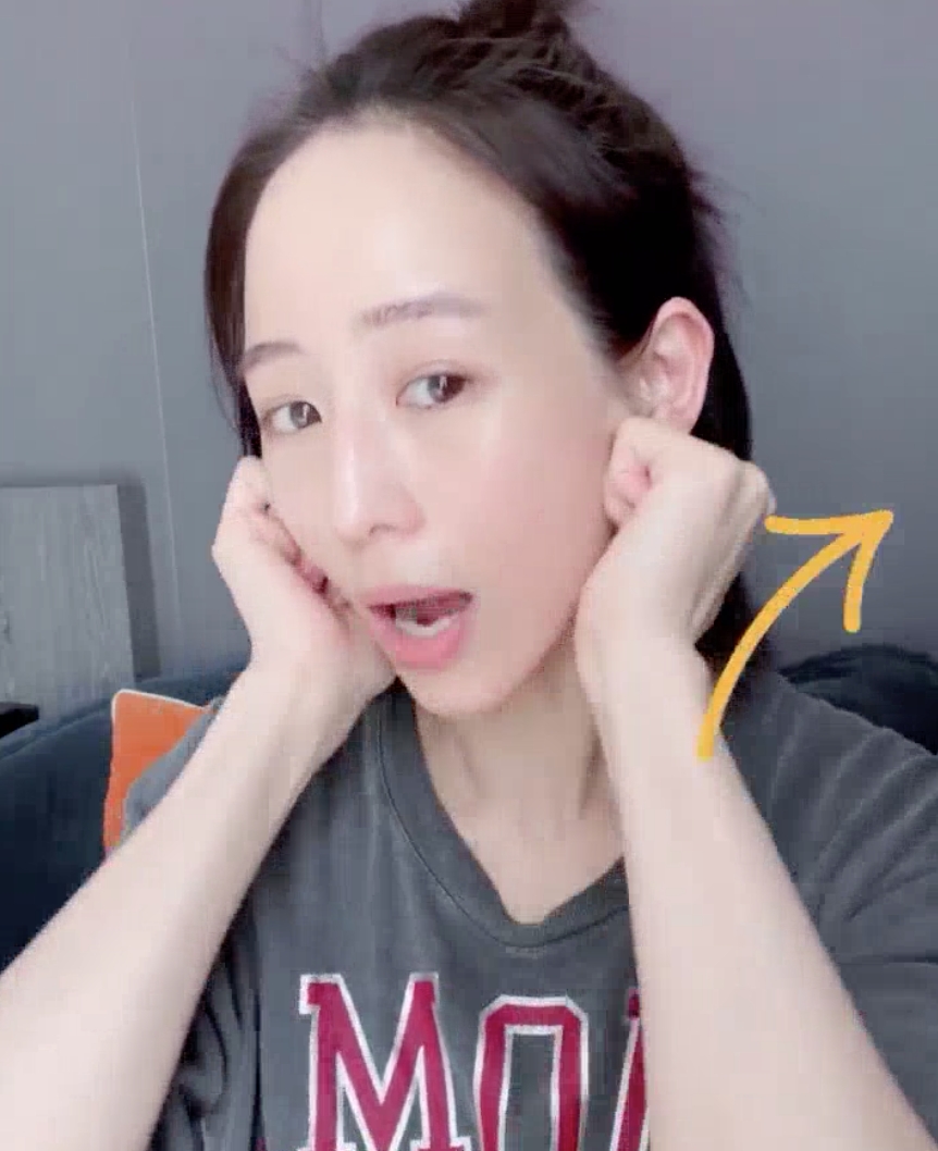 然後再從耳後往下滑動，此動作重複8-10次。