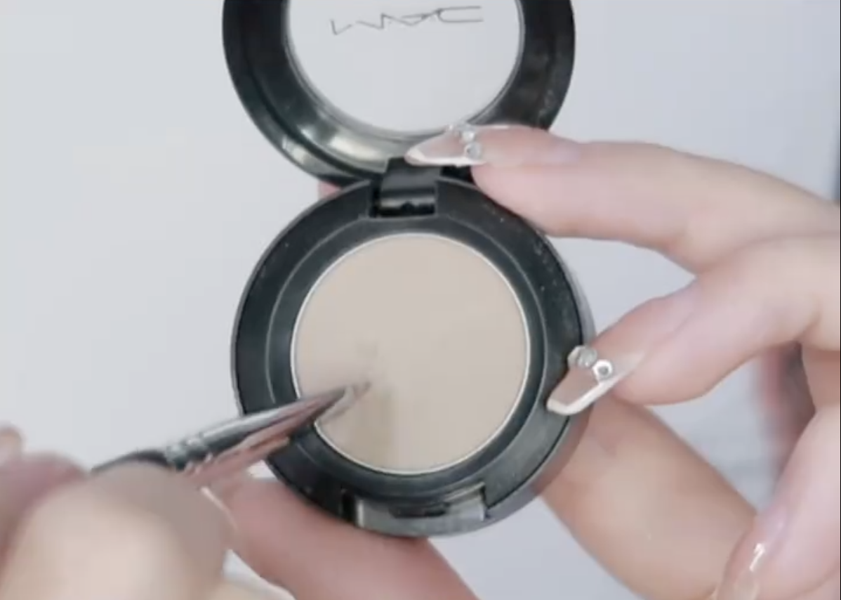 可選擇大地色系霧面的眼影