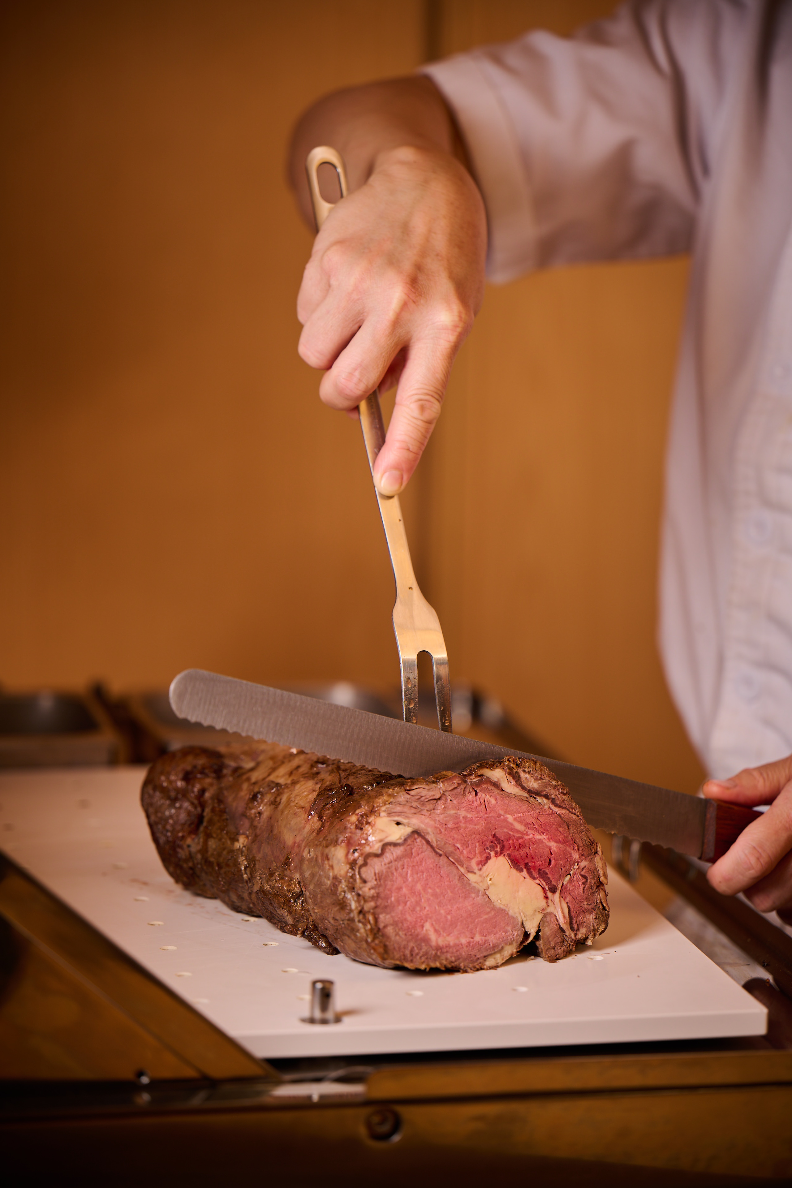 當中海鮮冷盤包括龍蝦、長腳蟹腳及虎蝦等，另外更設有刺身及壽司站，提供新鮮直送拖羅、牡丹蝦、帶子、油甘魚及和牛等。