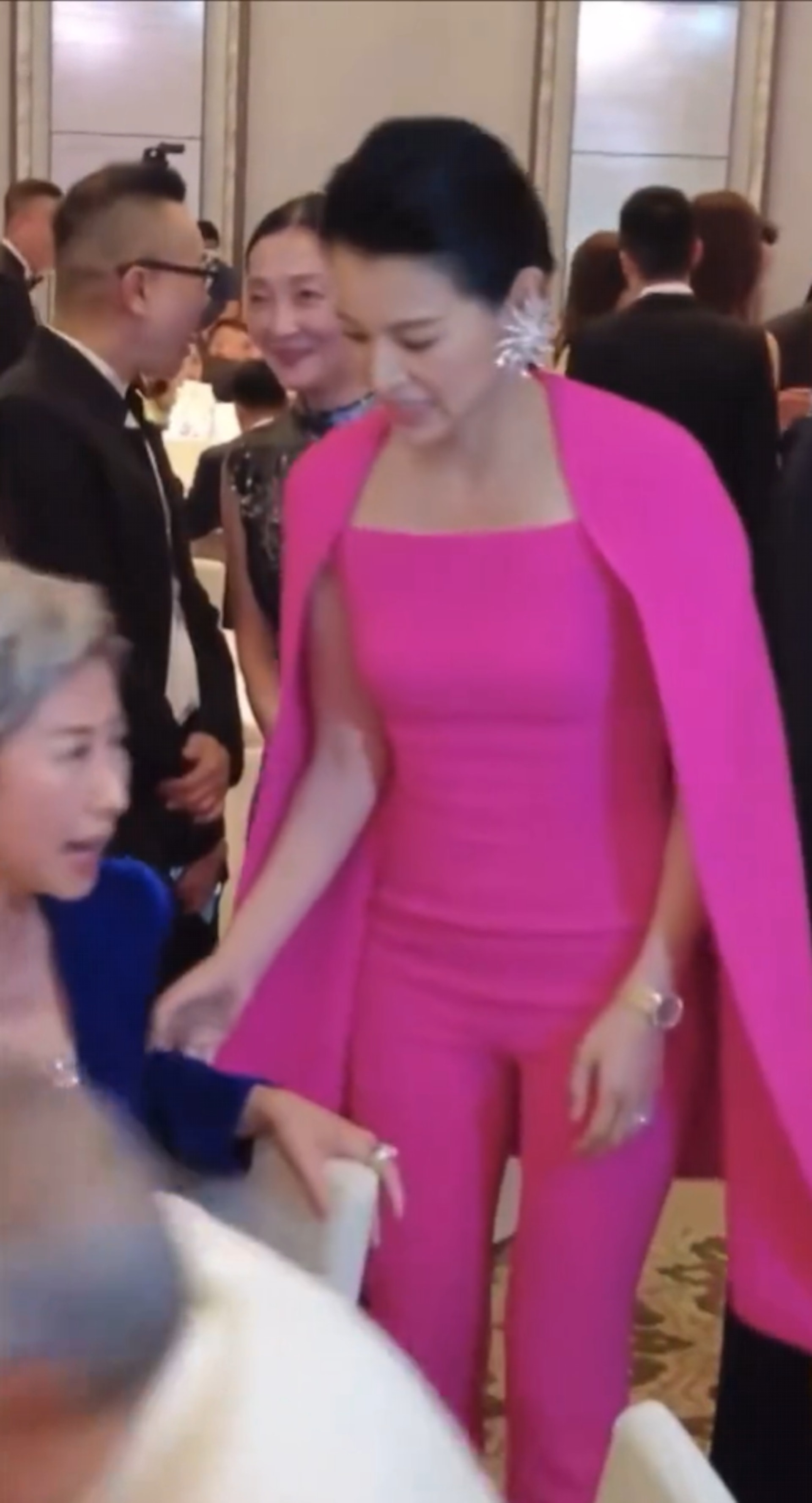 葉蒨文一度想要起身。