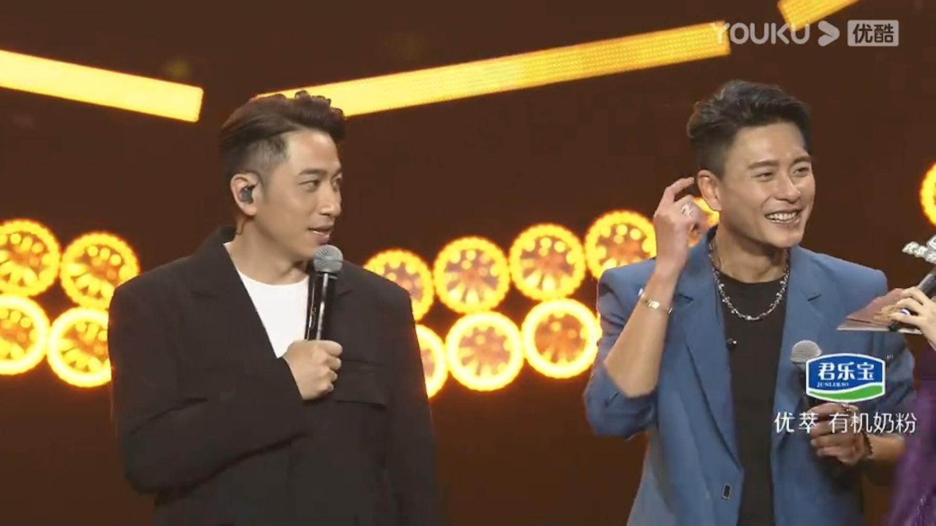 黃宗澤被吳卓羲踢爆有新戀情後,扮作自己的咪壞了沒收音,未有作出否認。