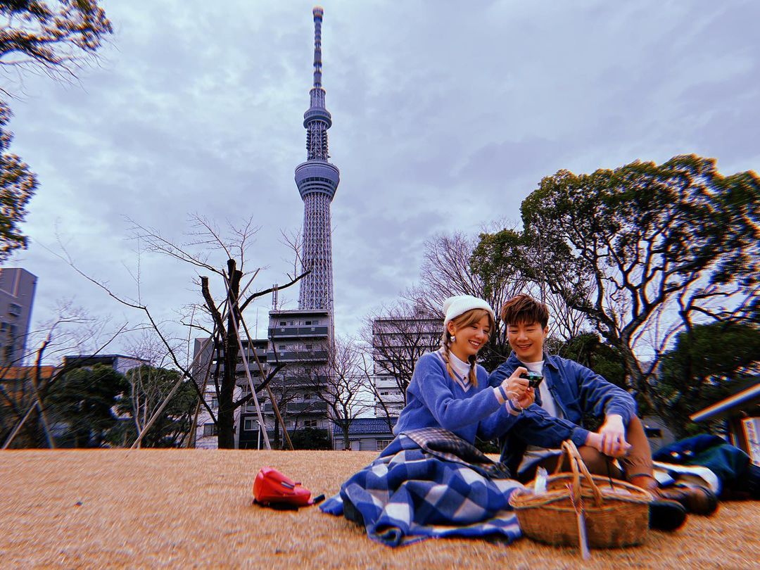 好友麥美恩（Mayanne）亦在社交平台留言指出：「同我做嘢都唔會影咁多相囉，請回應本人。」令兩人曖昧指數升級。