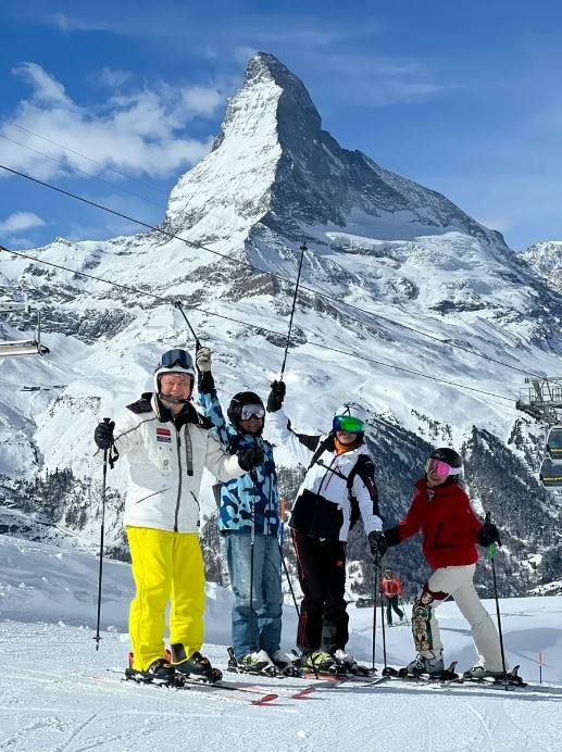 譚詠麟與陳百祥同為72歲高齡，但仍身強力壯，精神奕奕，體力十足，亦有不少網民留言讚嘆：「72歲高齡，25歲體能」、「好型好帥！」、「校長身體厲害！」。