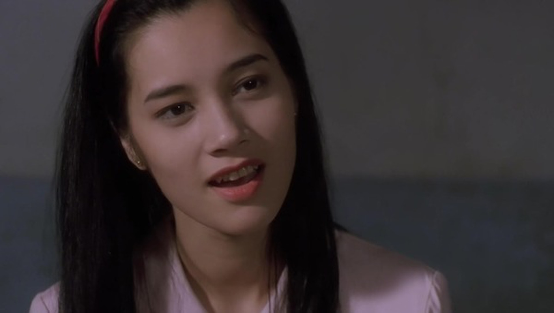 有「翻版李嘉欣」之稱的鄭艷麗，曾在大尺度影片闖出名聲，紅極一時。