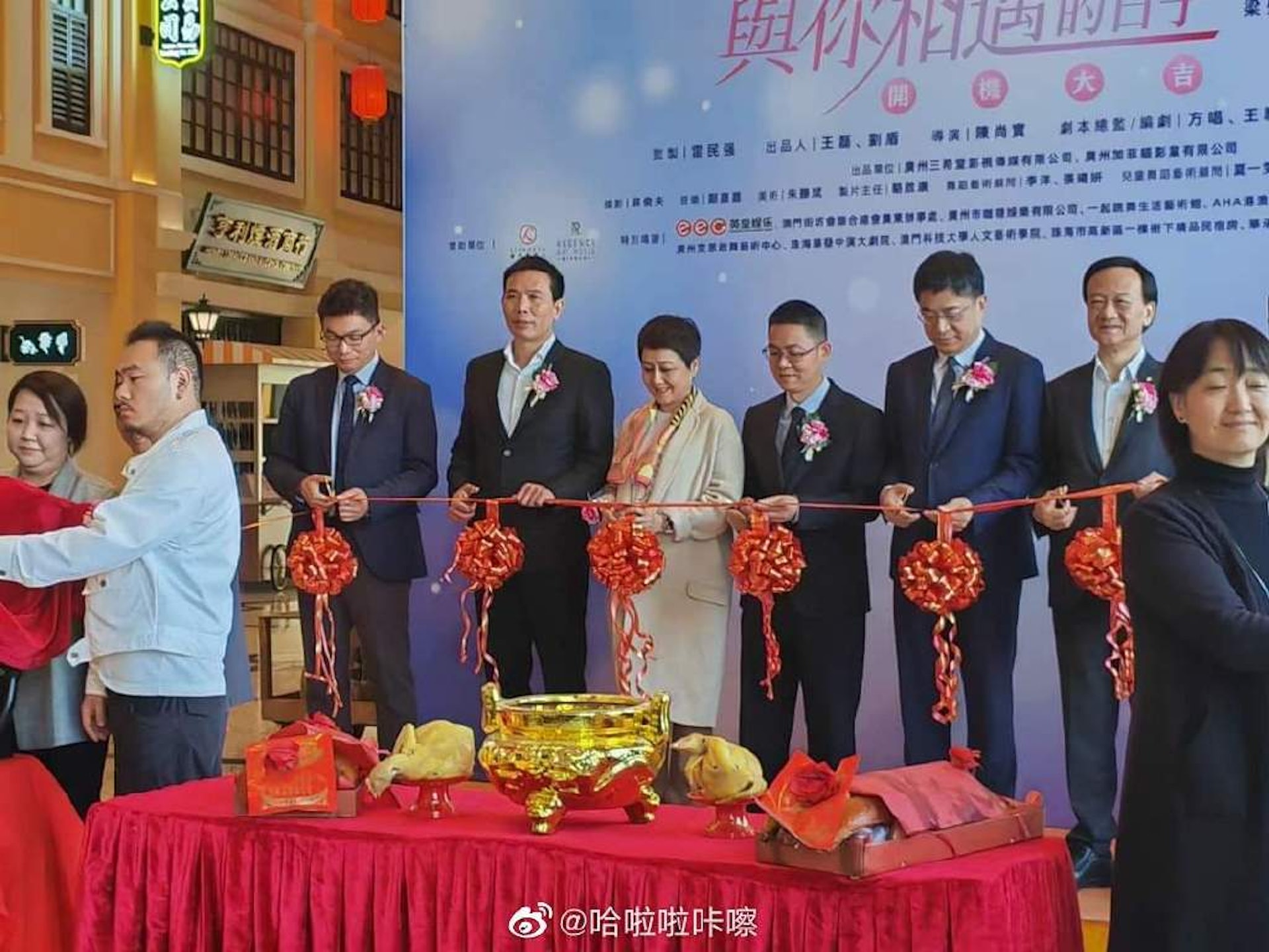 四太梁安琪亦有出席並參與剪綵,以行動支持囝囝何猷亨。